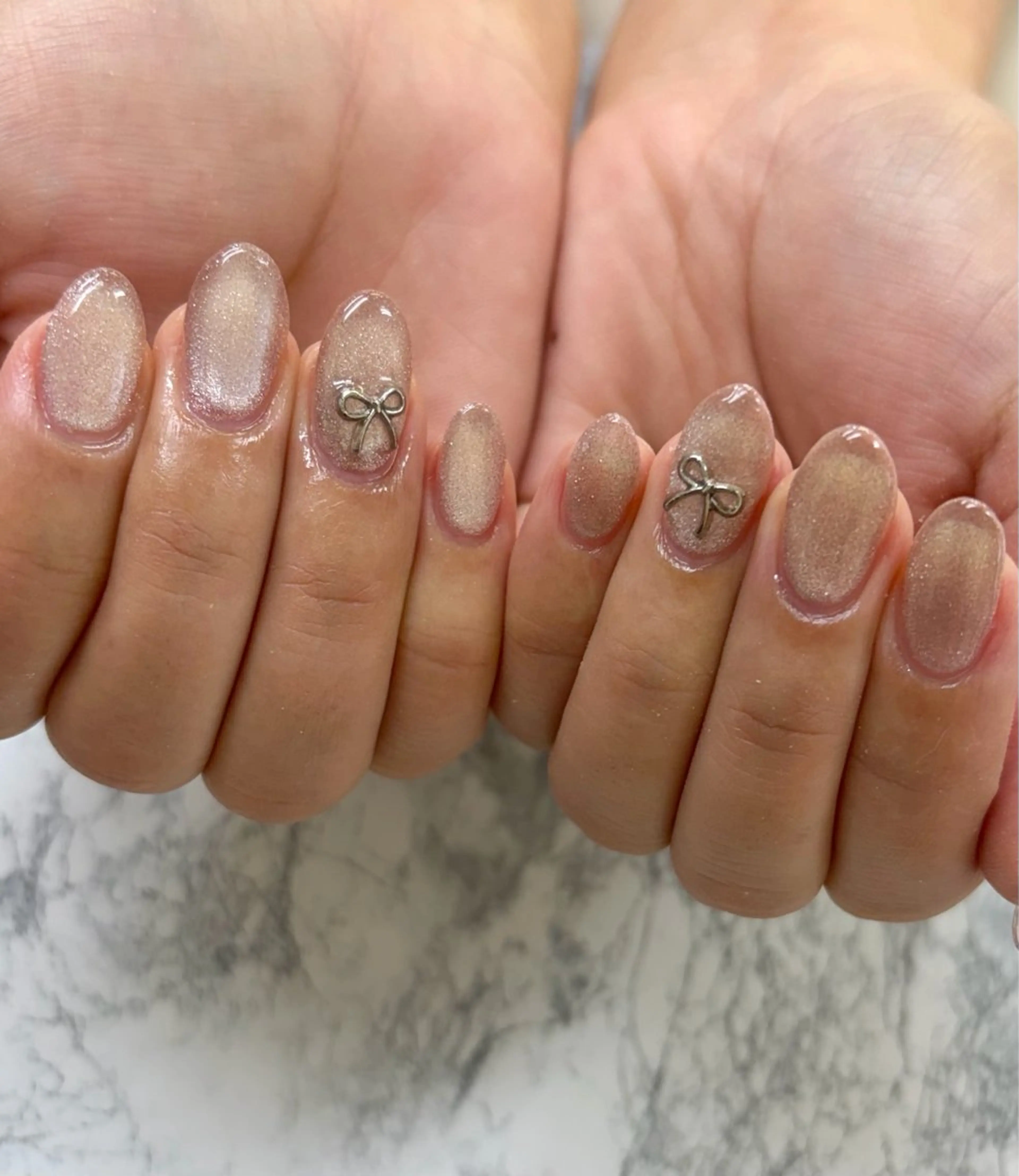 ネイル キラキラネイル マグネットネイル ワンカラーネイル ピンク リボン ハンドネイル iku🌷 by 上福岡らんらんのネイルデザイン