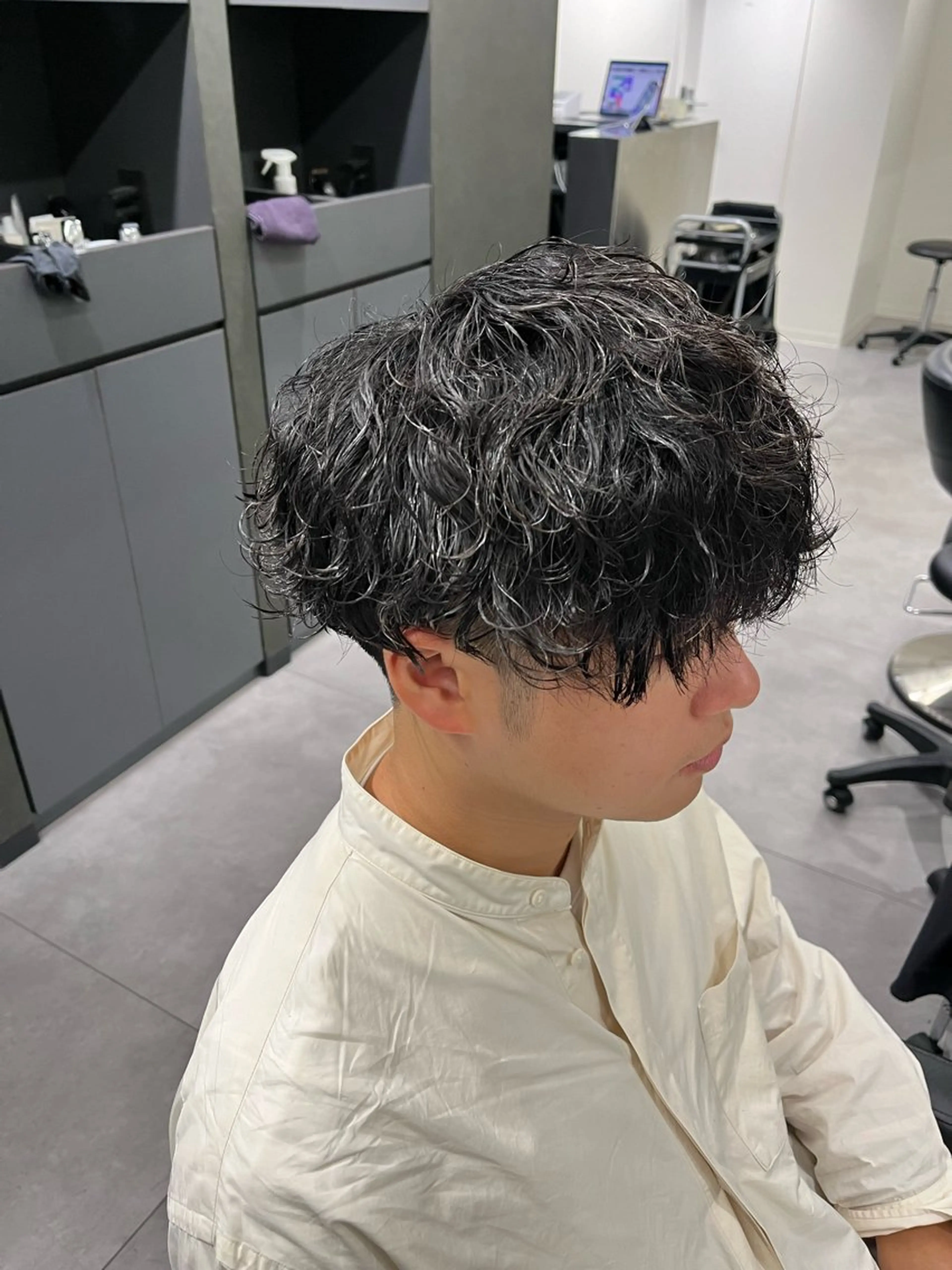 ミディアム パーマ メンズ ミディアムパーマ マッシュ メンズパーマ 波巻きパーマ 🐦‍🔥フェザーパ ーマ🐦‍🔥きるやのヘアスタイル