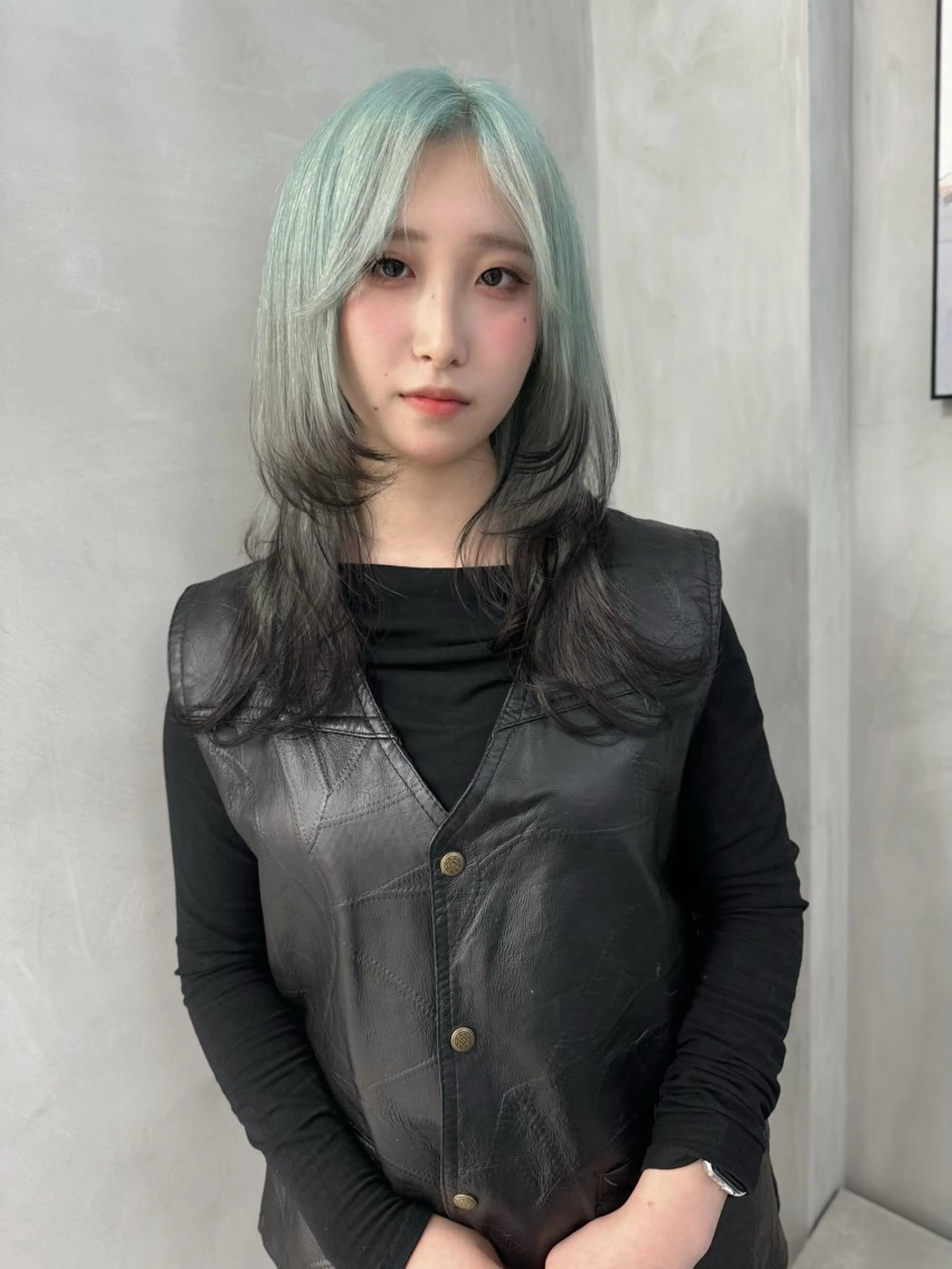 カラー 黒髪 ミント ミントグリーン ヘアカラー エフェクトブリーチ /ウルフ/クワさんのヘアスタイル