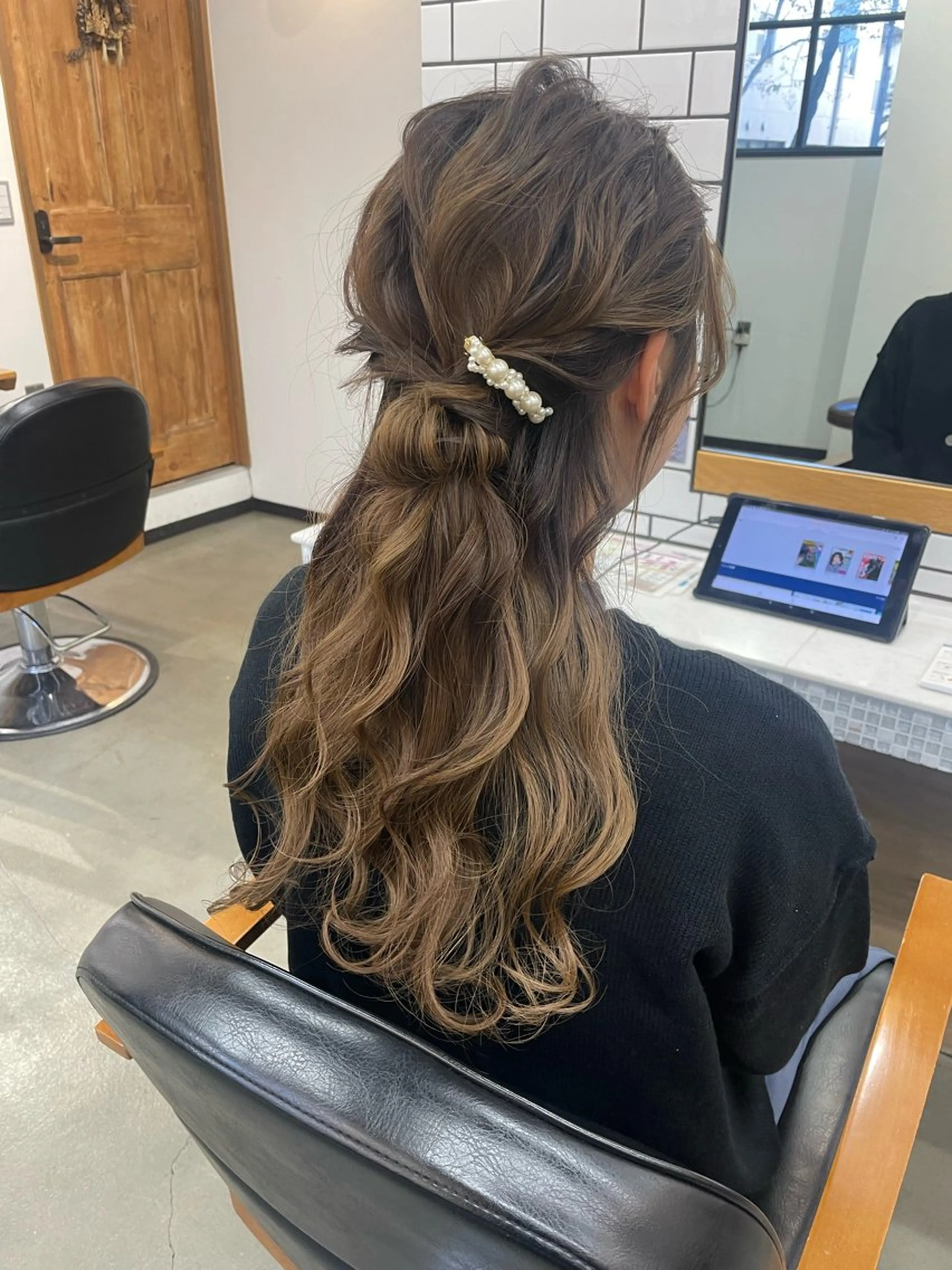 ロング ヘアセット SALOWIN  吉祥寺店所属・くすみベージュカラー 🪻HARUKAのヘアスタイル