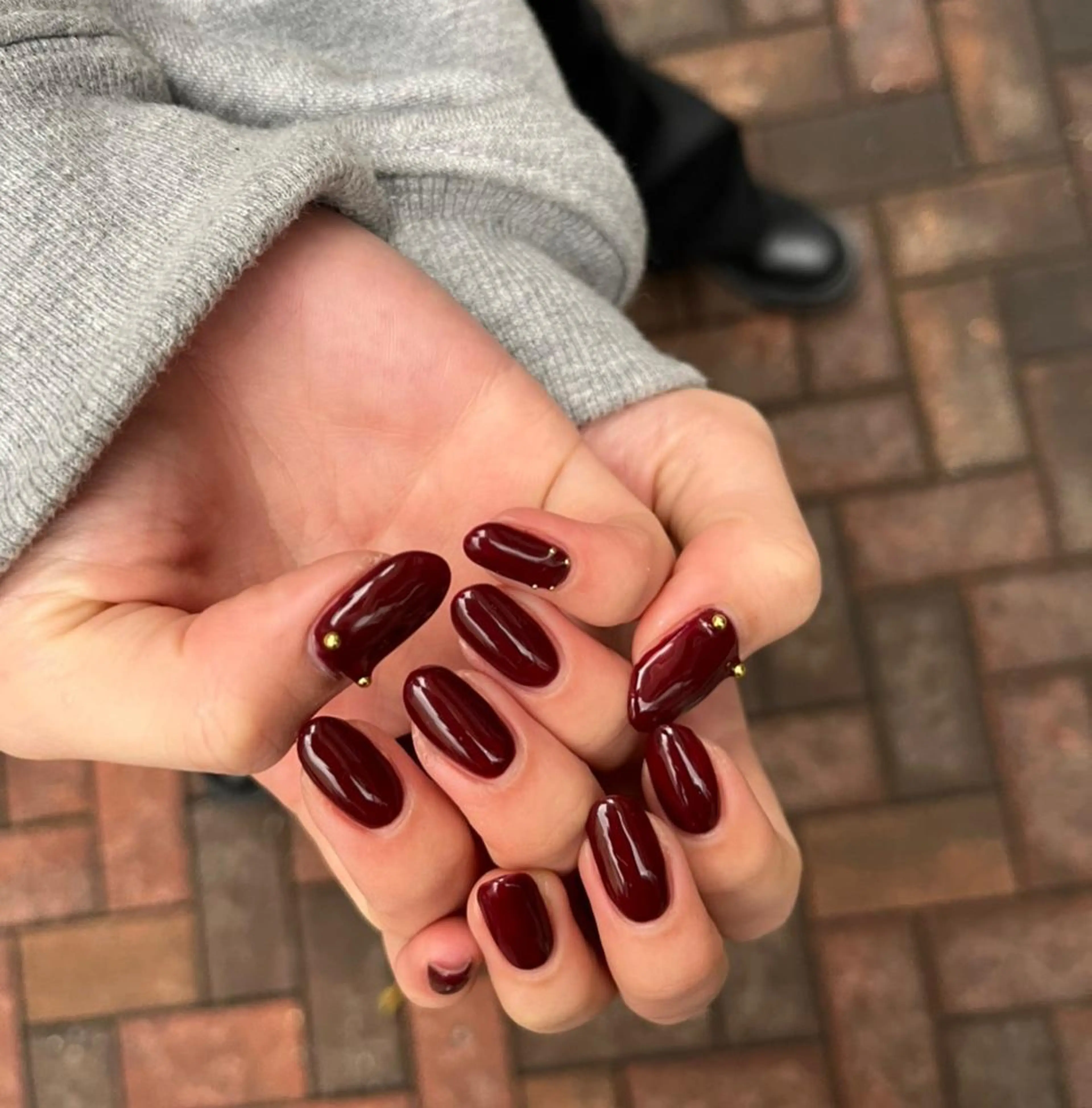 ネイル ボルドー ワンカラーネイル シルバー 春ネイル ハンドネイル 梶山 美月のネイルデザイン