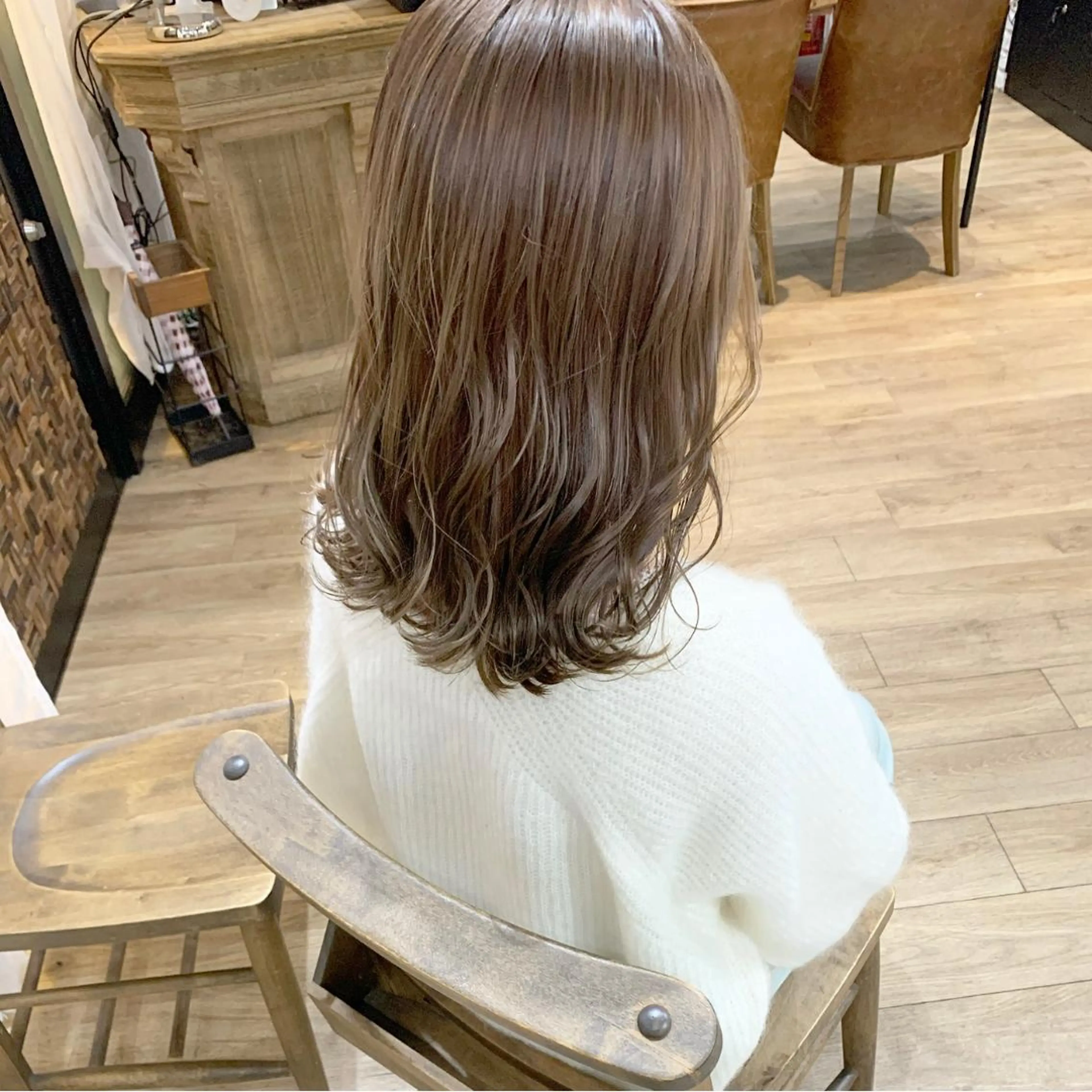 ミディアム カラー ベージュカラー ハイライトカラー ハイトーンカラー ハイトーンベージュ ハイライト いけだ　ひかり ハイライトくびれヘアのヘアスタイル