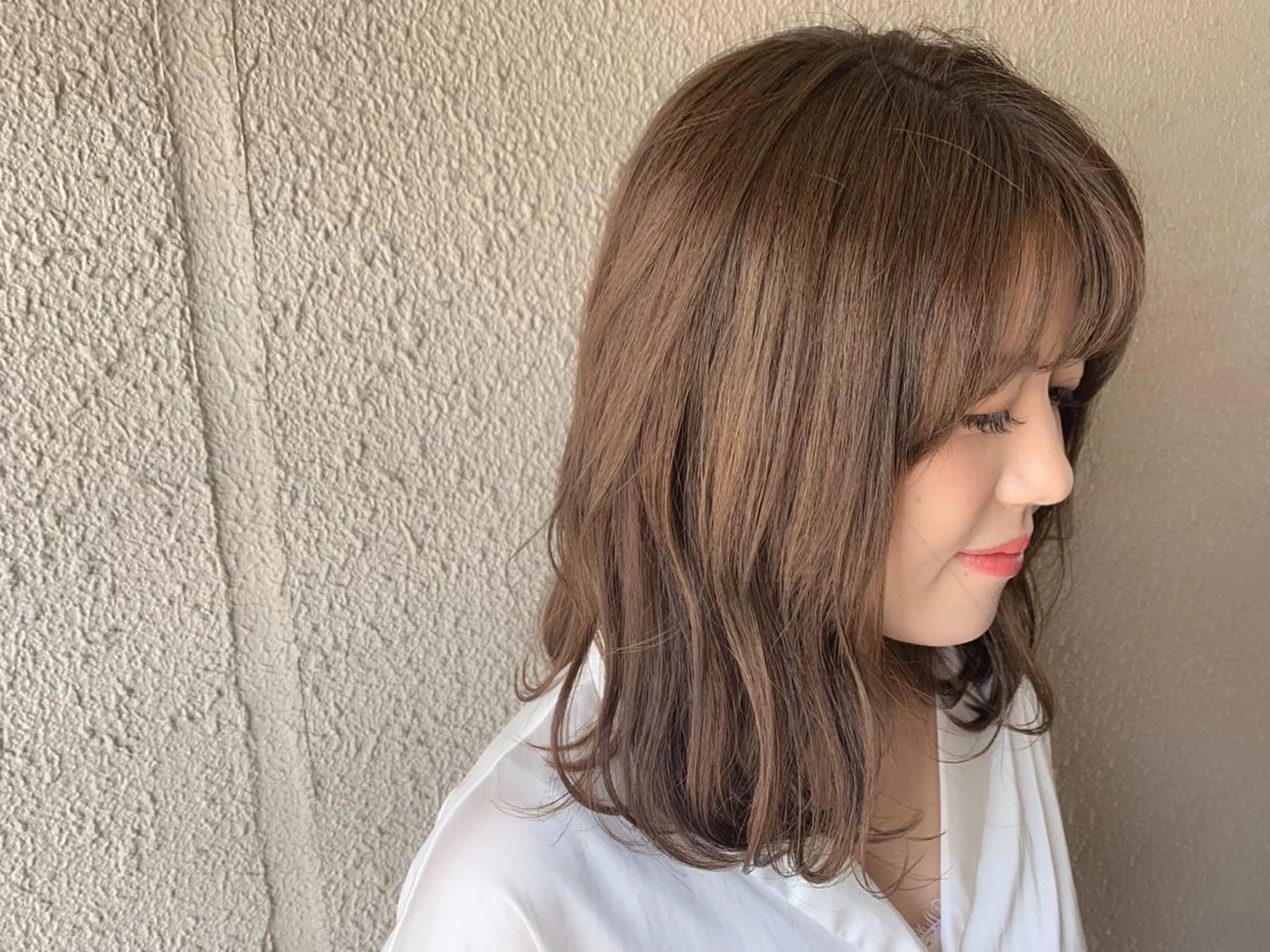 セミロング カラー ブリーチ グレージュ ハイライトカラー ハイトーンカラー ハイトーングレージュ サダハルカ ｜chouetteのヘアスタイル