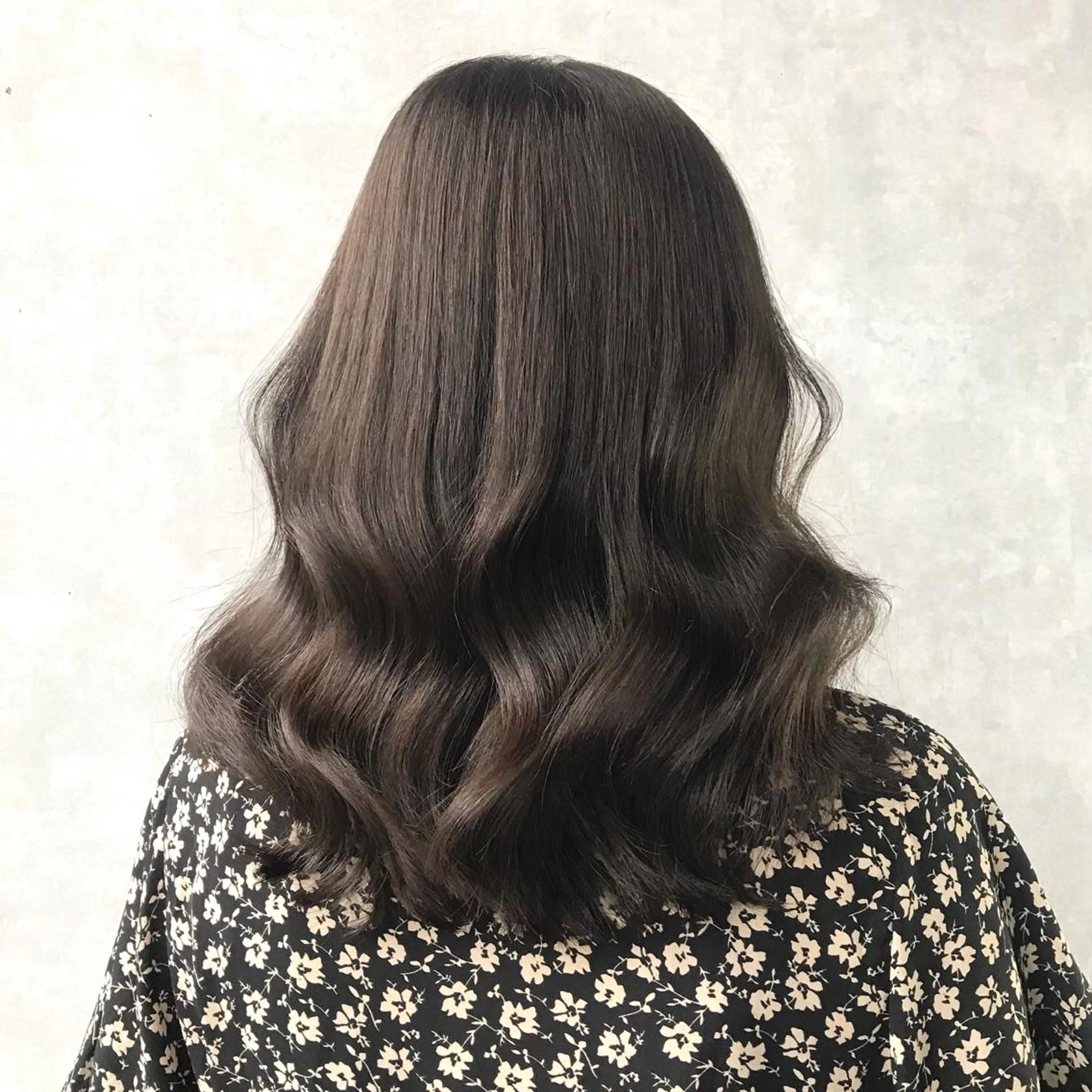 ミディアム カラー アッシュ アッシュグレー アッシュグレージュ ブリーチ グレージュ K-POP好き美容師 🇰🇷Kai.Yのヘアスタイル