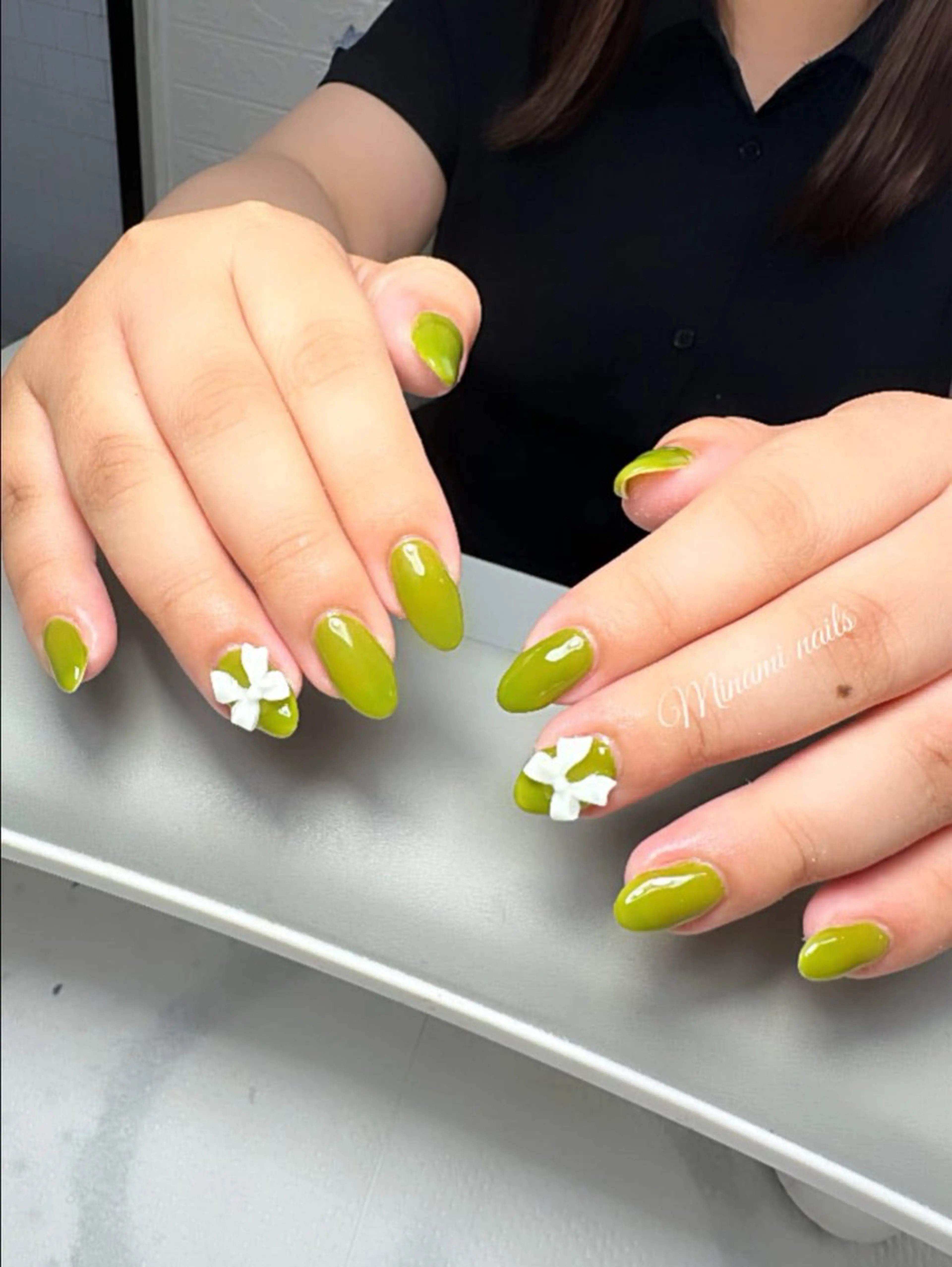 ネイル グリーン ワンカラーネイル リボン シンプルネイル ホワイト Minami Nailsのネイルデザイン