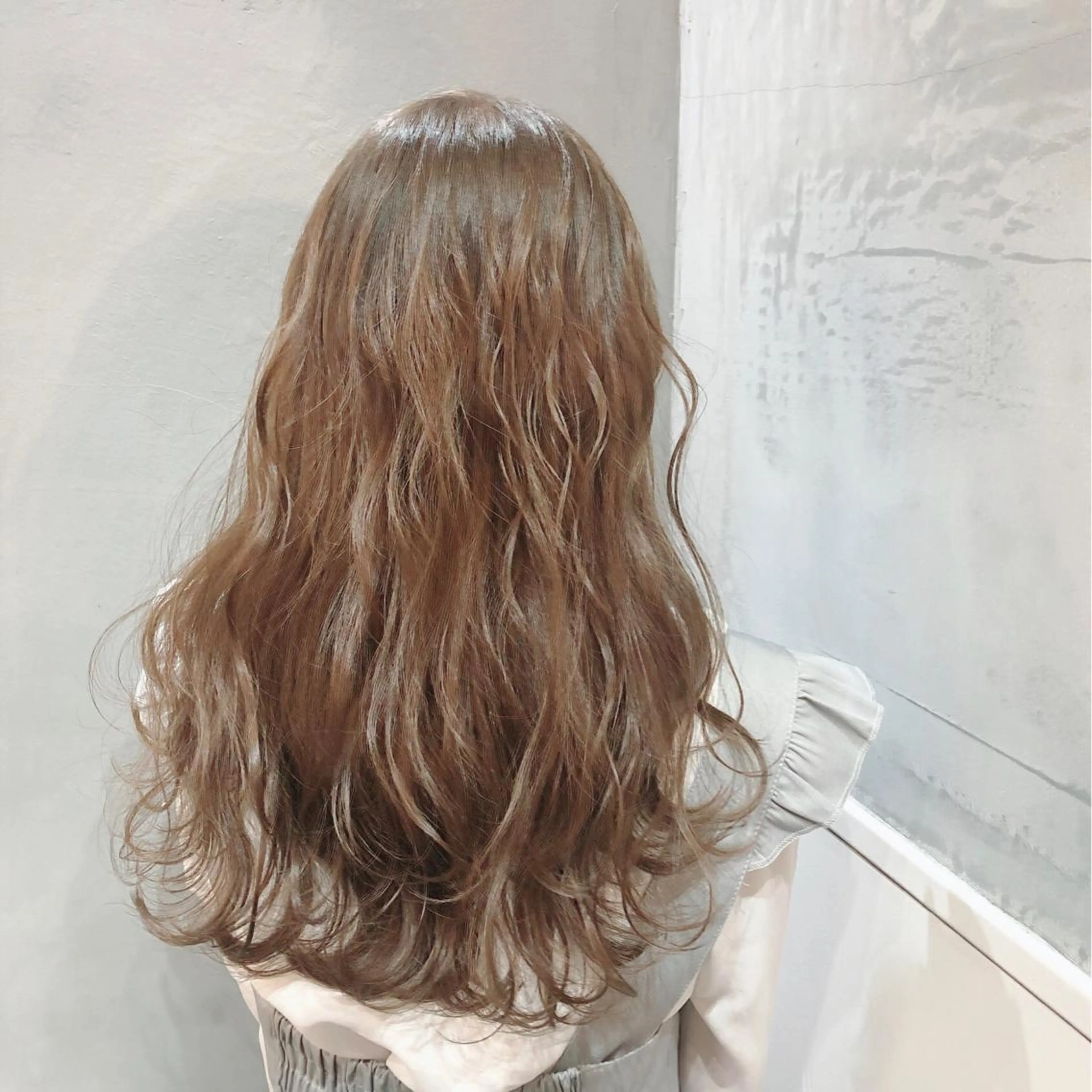 ロング カラー ベージュカラー ブリーチ 櫻井 愛弓のヘアスタイル