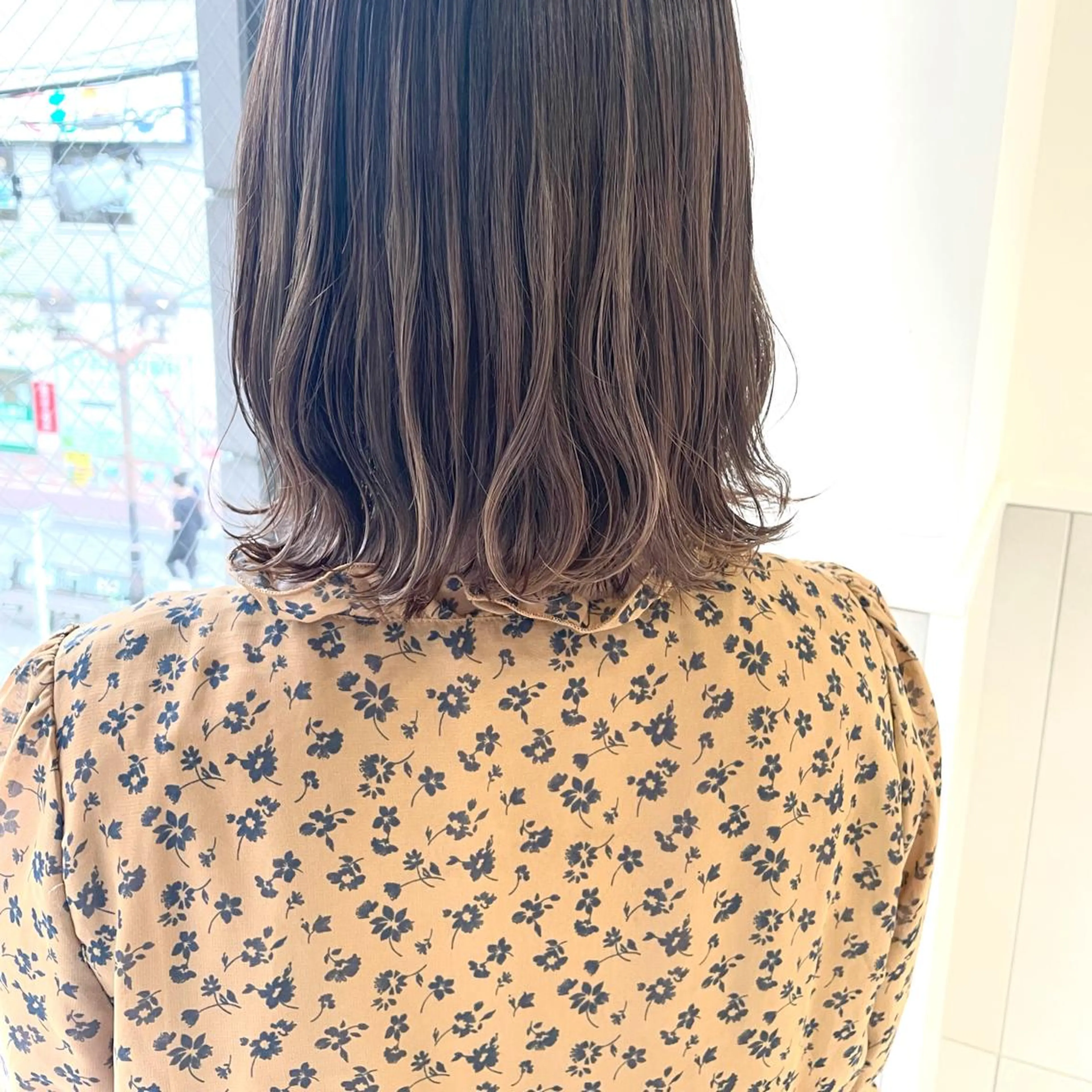 ミディアム カラー グレージュ ハイライトカラー ハイライト 齋藤 咲のヘアスタイル