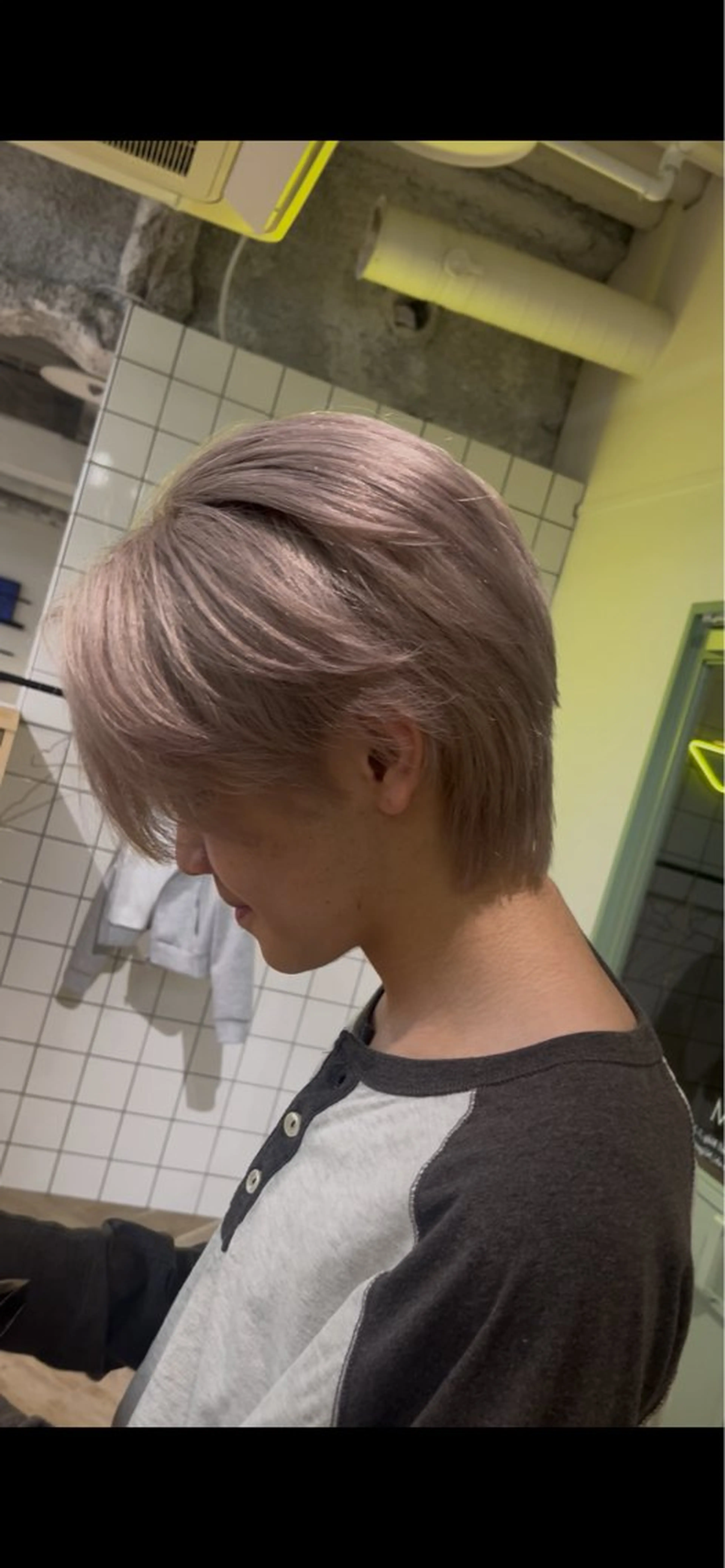カラー メンズ メンズブリーチ センターパート メンズハイトーン ベージュカラー ブリーチ カット ヘアカラー トリートメント パーマ/縮毛矯正/ LUVISM佐藤里咲のヘアスタイル