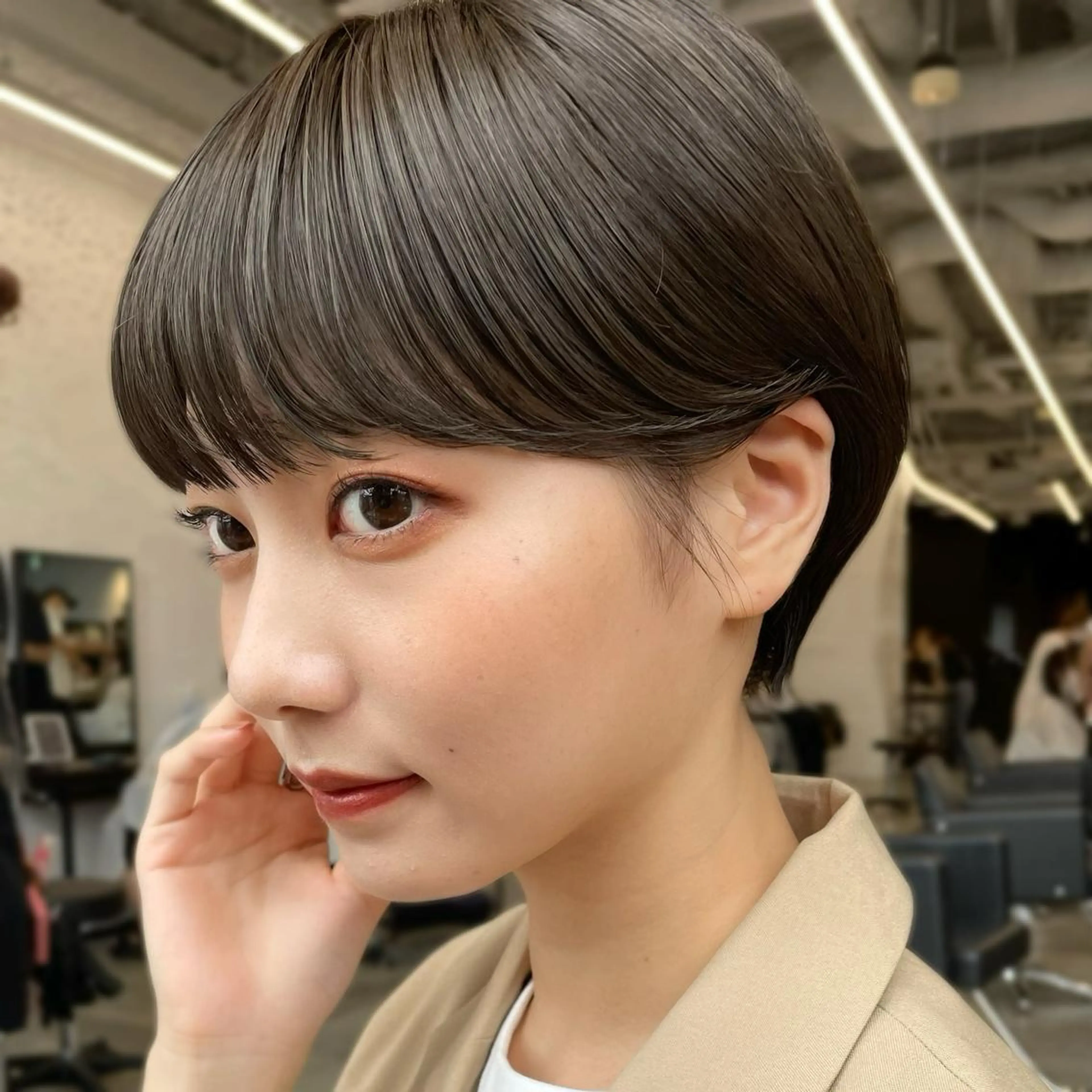 ショート カラー グレージュ オリーブグレージュ オリーブグレー ショートヘア レイヤー/ショート透 明感カラー/西田祐賀のヘアスタイル