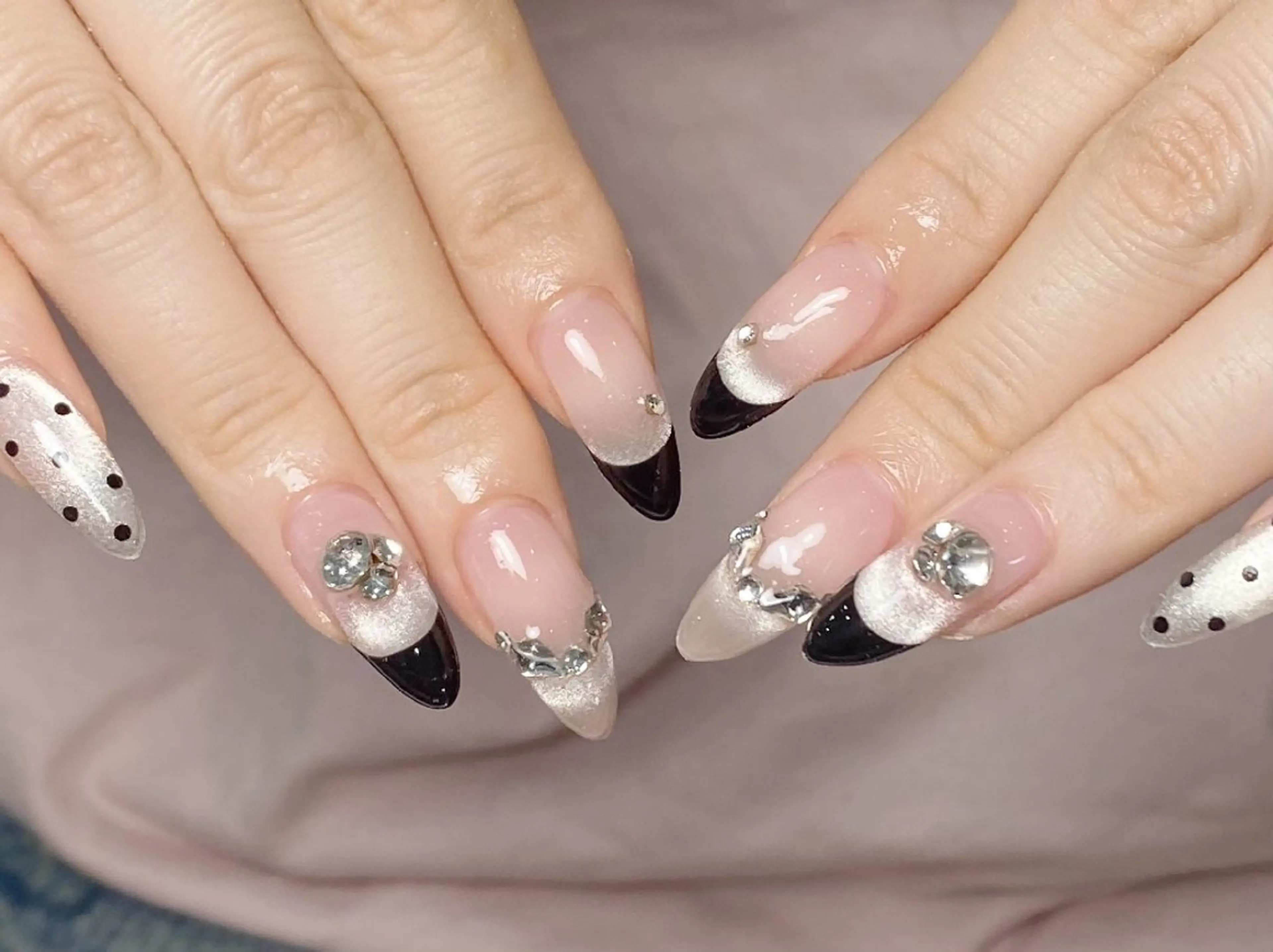 ネイル チークネイル フレンチネイル ジェルネイル ガーリー キラキラネイル ハンドネイル UM Nail Salonのネイルデザイン