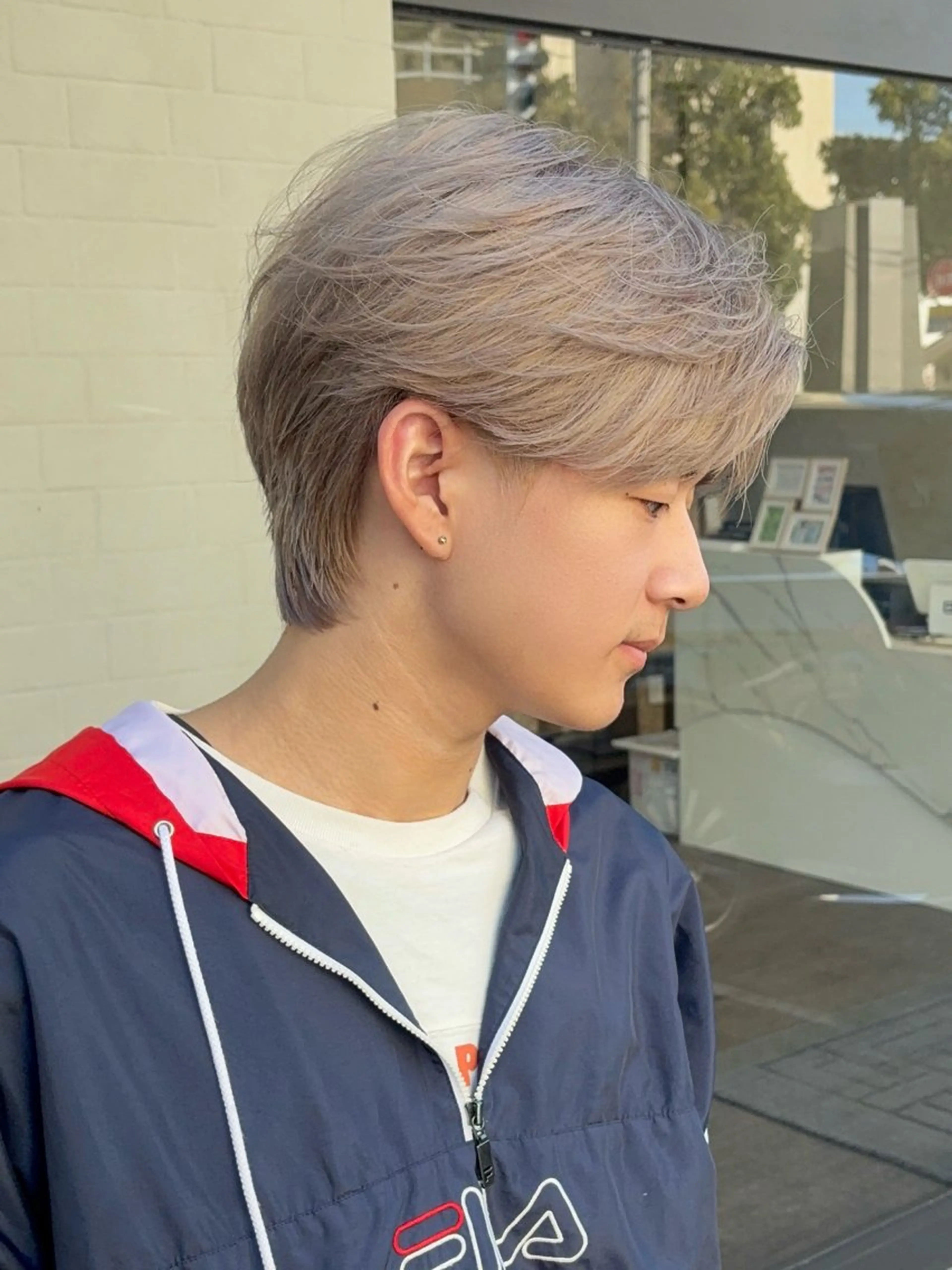 ミディアム カラー メンズ センターパート ベージュカラー ホワイトベージュ 勝木 拓のヘアスタイル