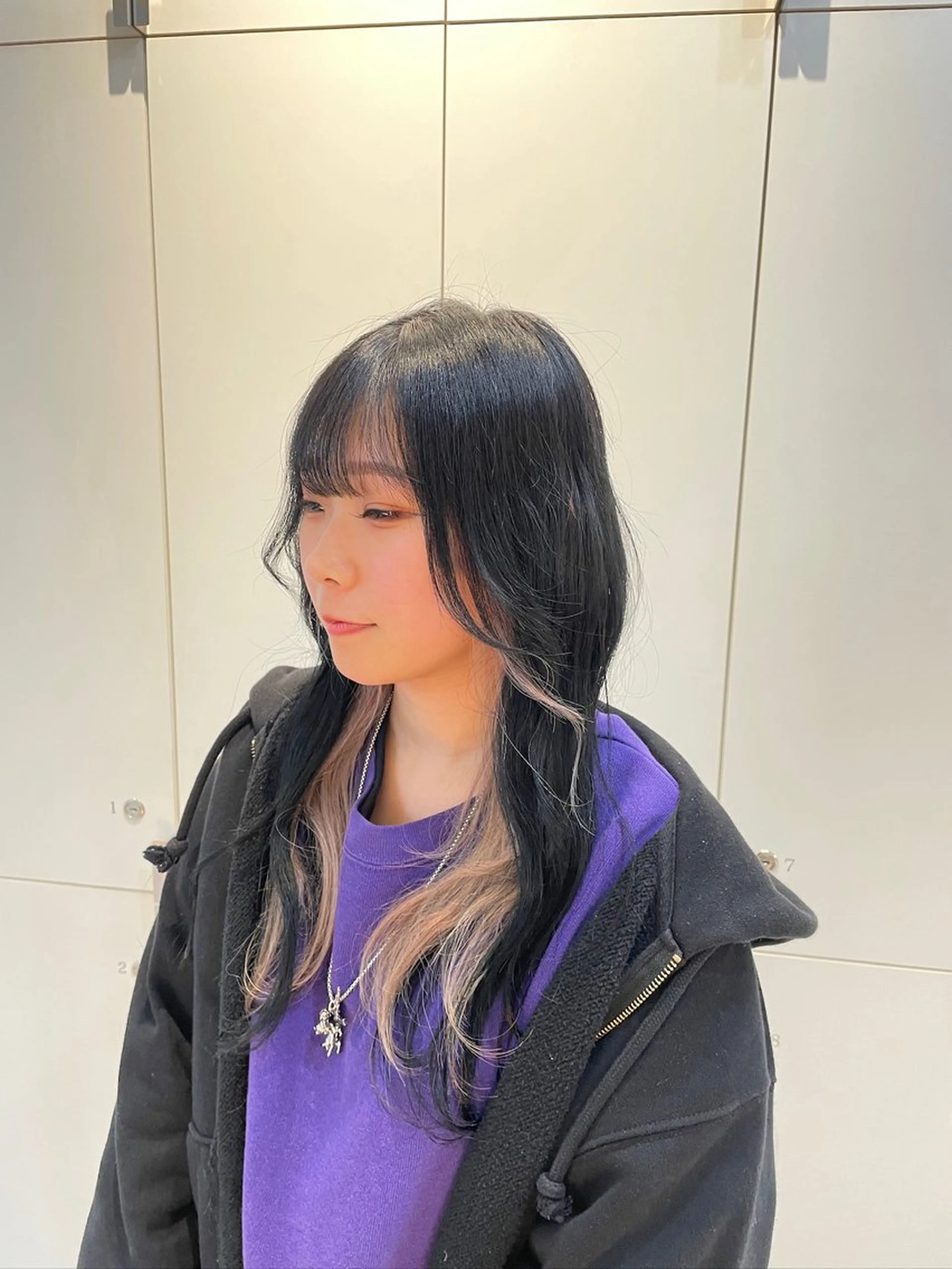 ロング カラー ヘアアレンジ ベージュカラー ブリーチ ミルクティーベージュ 縮毛矯正 ヘアカラー トリートメント ヘッドスパ ヘアセット 艶髪✨寒色カラー✨ 翁長孝輔のヘアスタイル