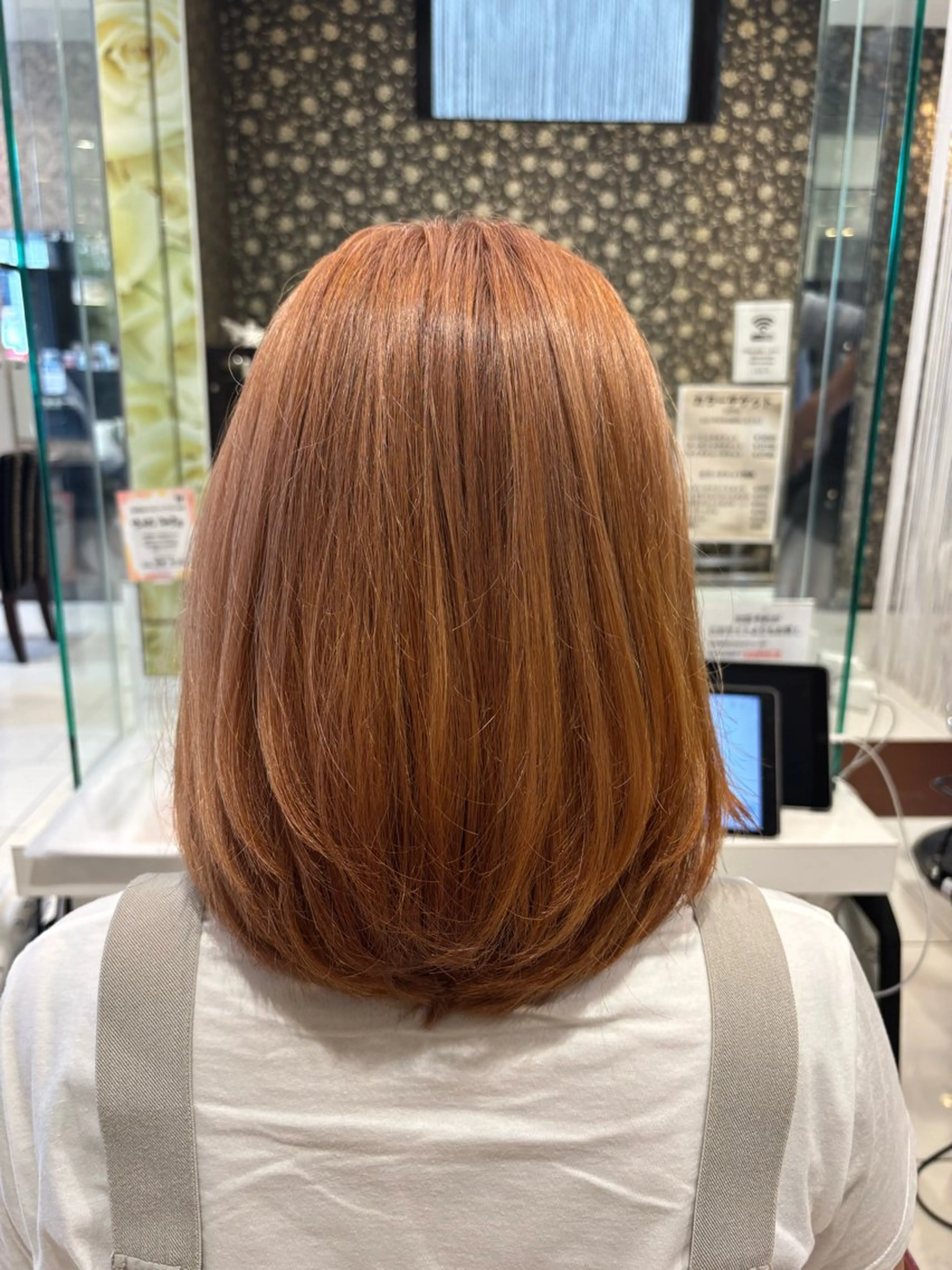 セミロング カラー ヘアアレンジ ブラウンカラー オレンジ オレンジブラウン ハイトーンブリーチ有 ブリーチ無しお任せのヘアスタイル