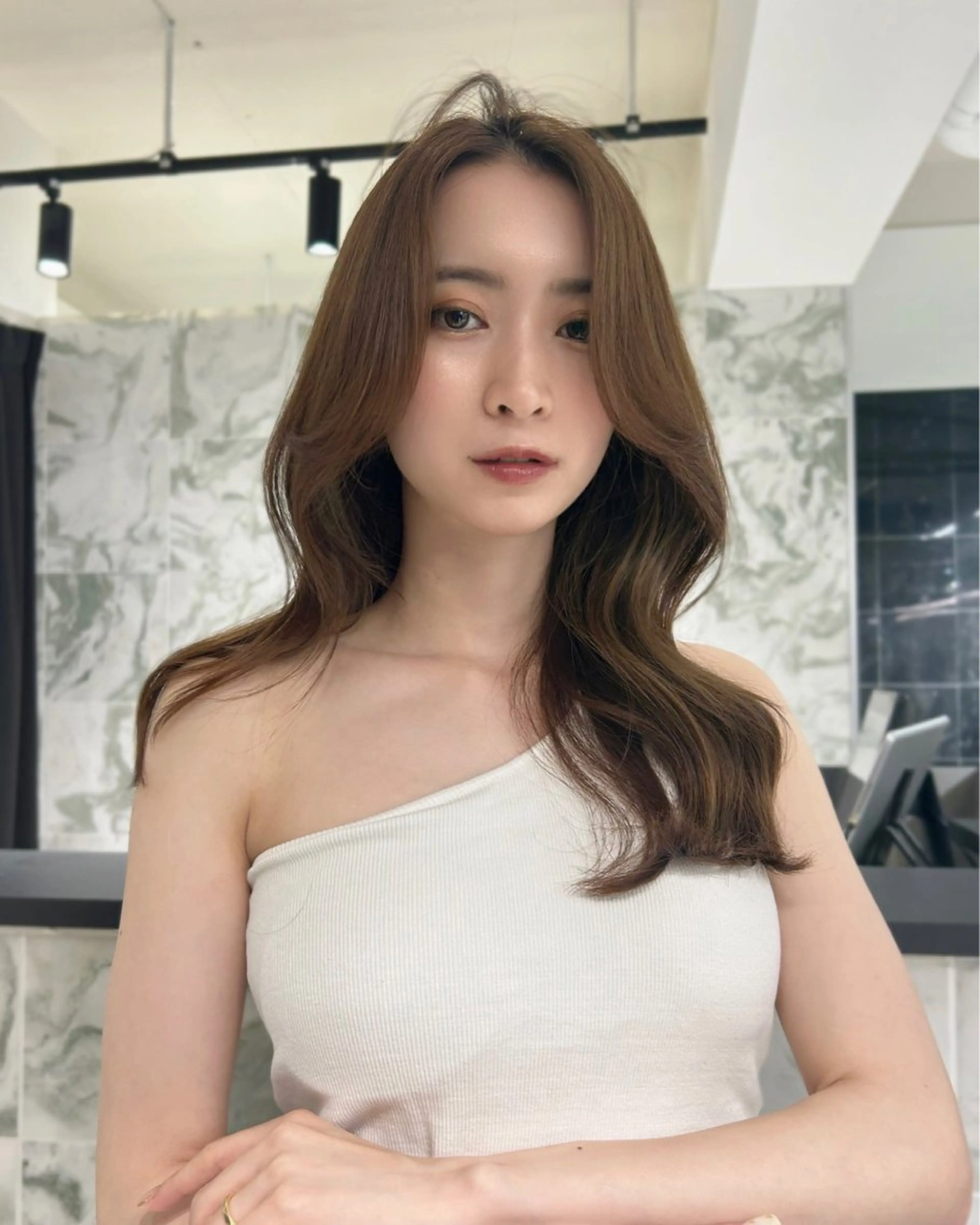 セミロング くびれヘア 韓国風ヘア レイヤーカット 小顔カット LEVIJU hair所属・韓国ヘア🕊村上 ののこ🕊のヘアスタイル