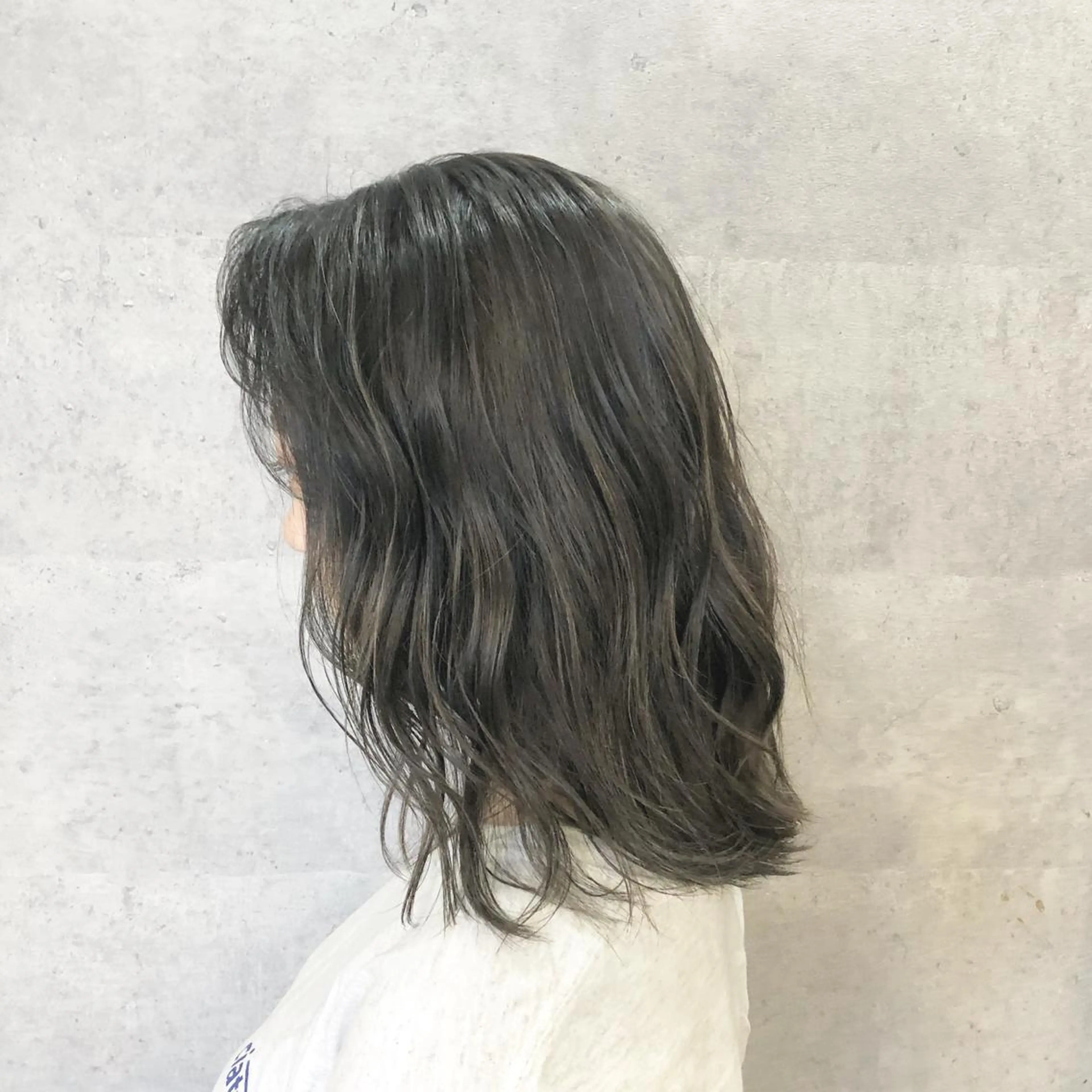 セミロング カラー アッシュ アッシュグレー 髪質改善で 憧れの潤艶美髪にのヘアスタイル