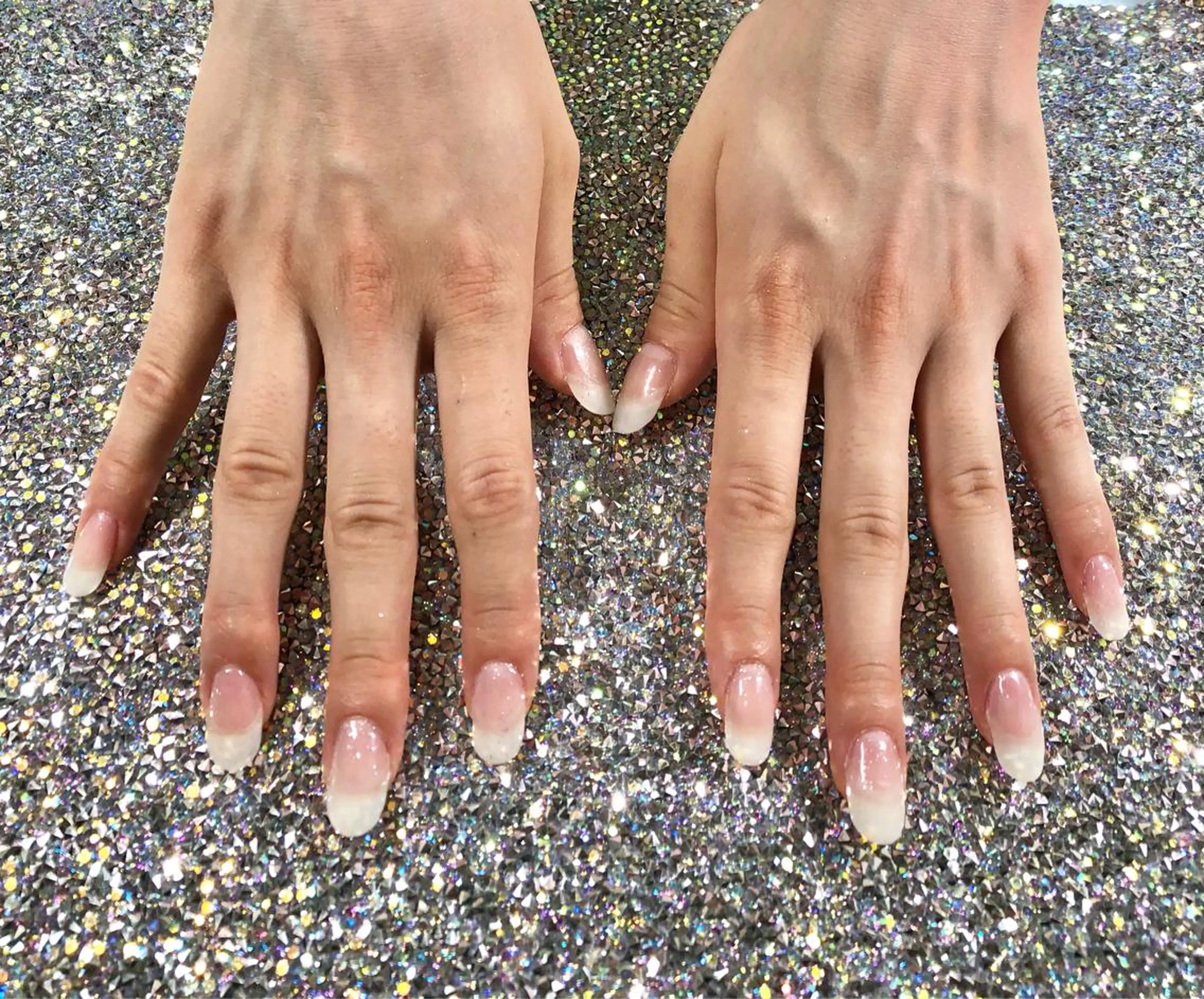 【ご新規 / 再来】周りを引き立てる☺️フェミニンな#シアー 系抜け感#オフィス ネイル🥂の写真