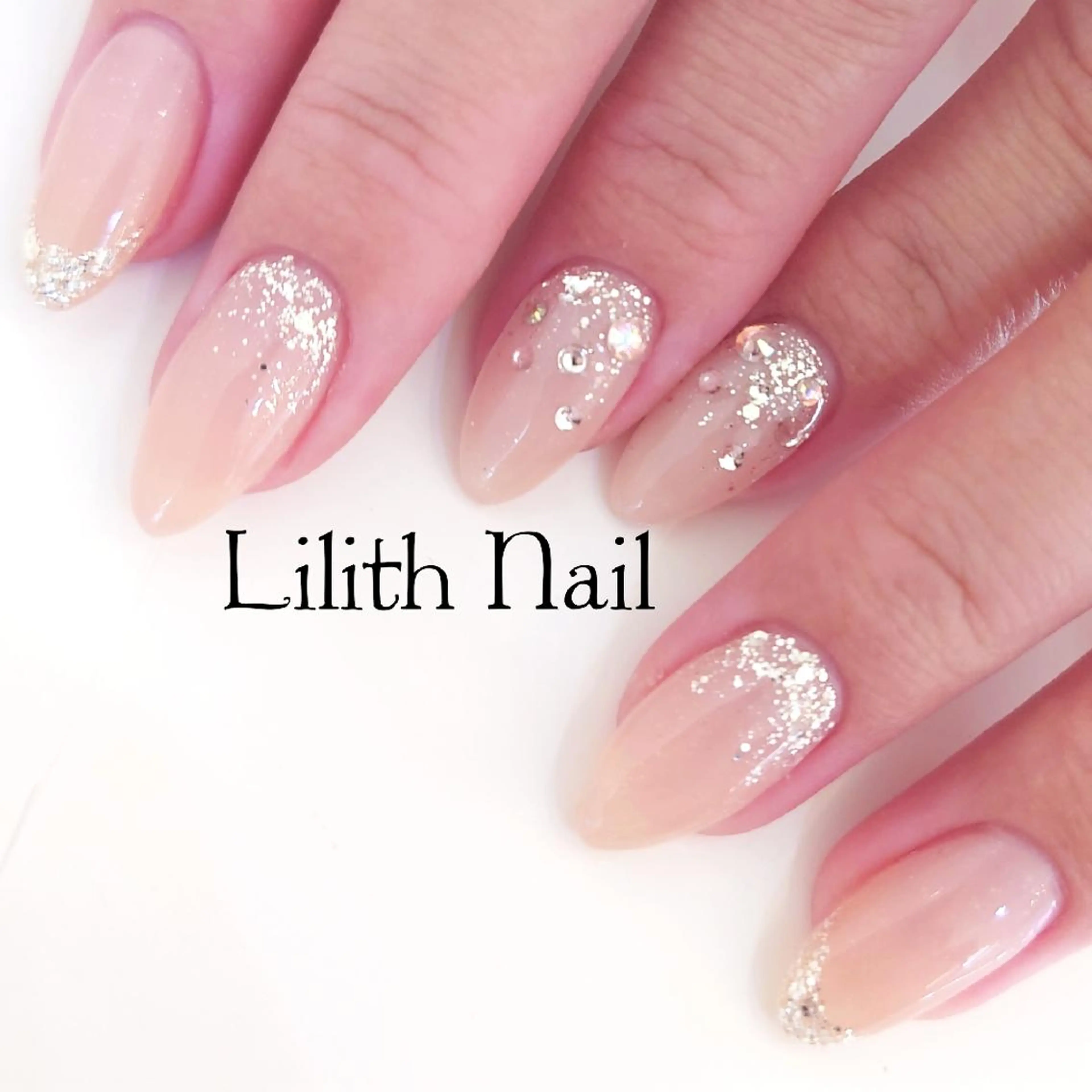 ネイル フレンチネイル キラキラネイル ラメ(グリッター) ストーンネイル 冬ネイル ハンドネイル Lilith Nailのネイルデザイン