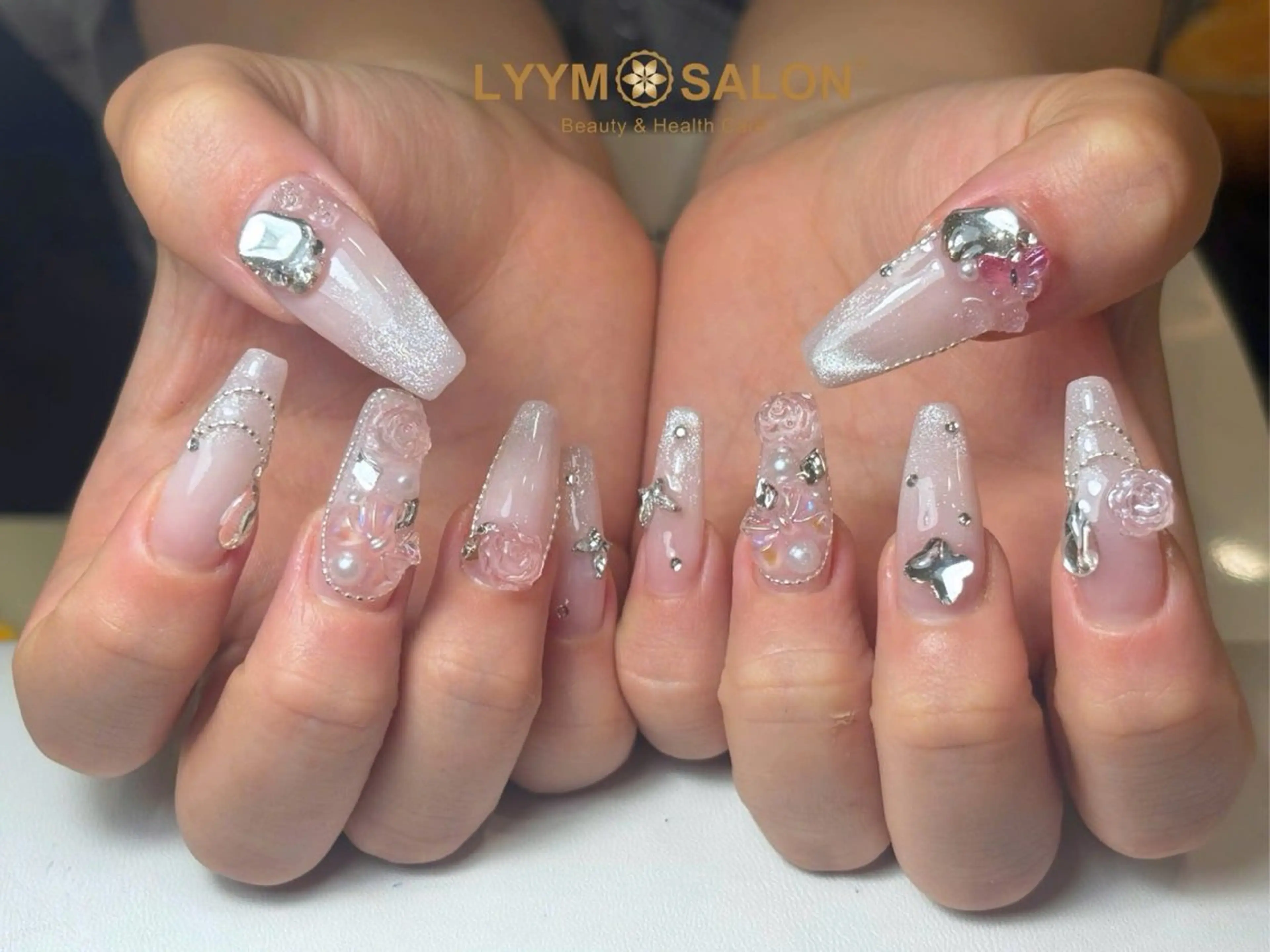 ネイル アートネイル キラキラネイル 韓国ネイル ブライダルネイル ホワイト ハンドネイル LYYM Salonのネイルデザイン