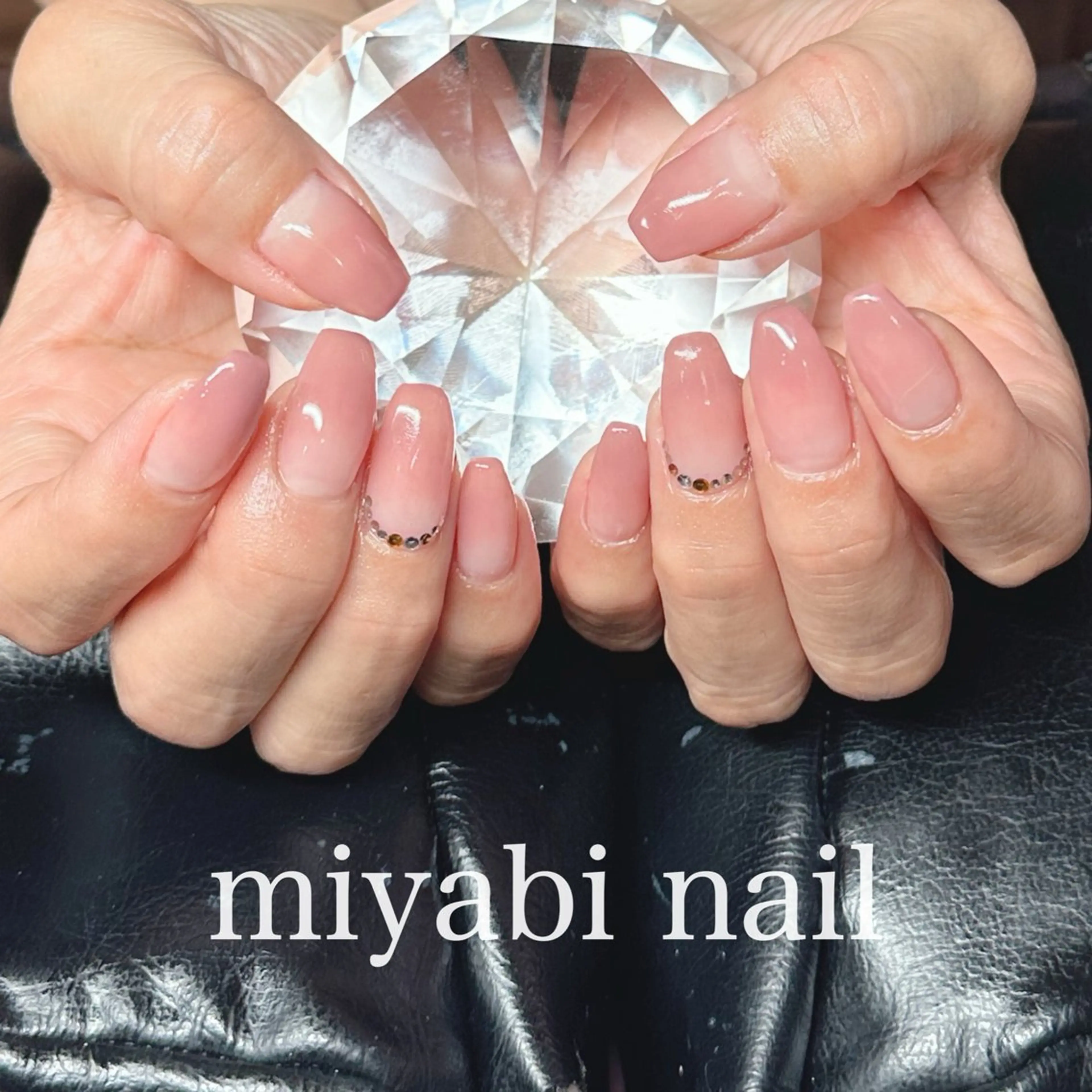 ネイル ブラウン ジェルネイル グラデーション ピンク ストーンネイル ハンドネイル miyabi nail 桂川駅近くのネイルデザイン