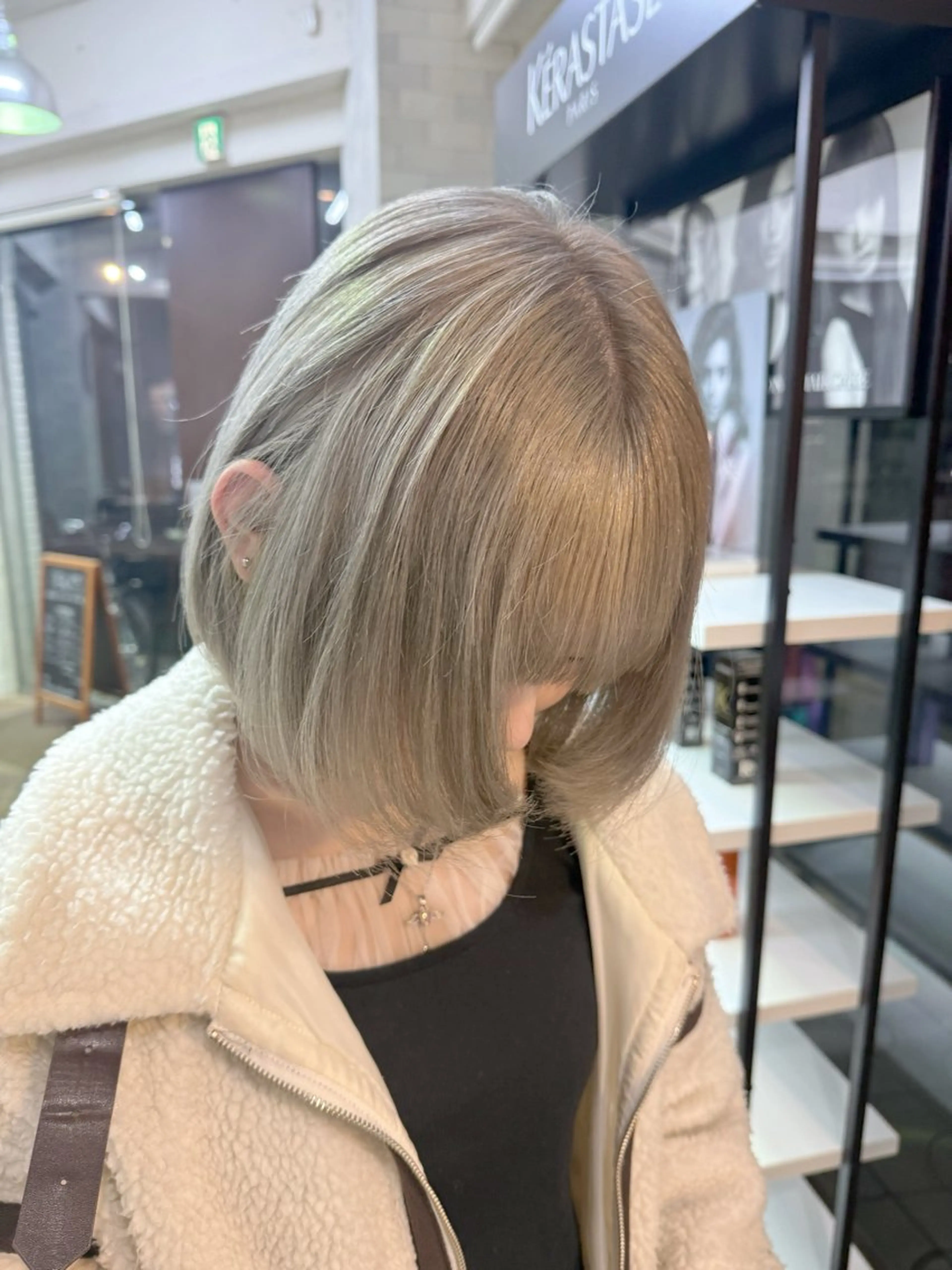ショート カット ヘアカラー ハイトーン×艶カラー 🤍MIZUKIのヘアスタイル