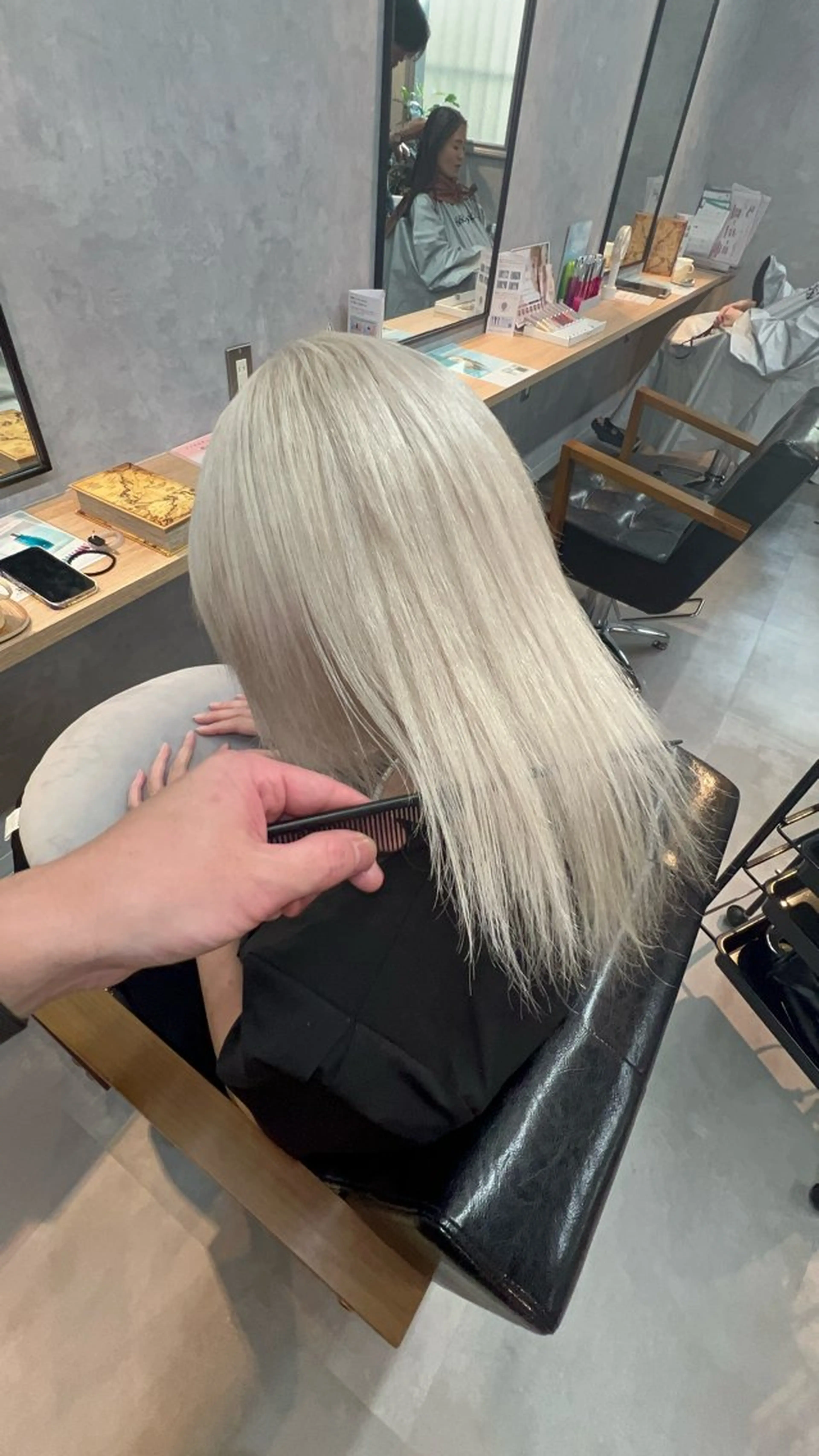 ミディアム ヘアカラー motoトップカラー リスト/ブリーチカラのヘアスタイル