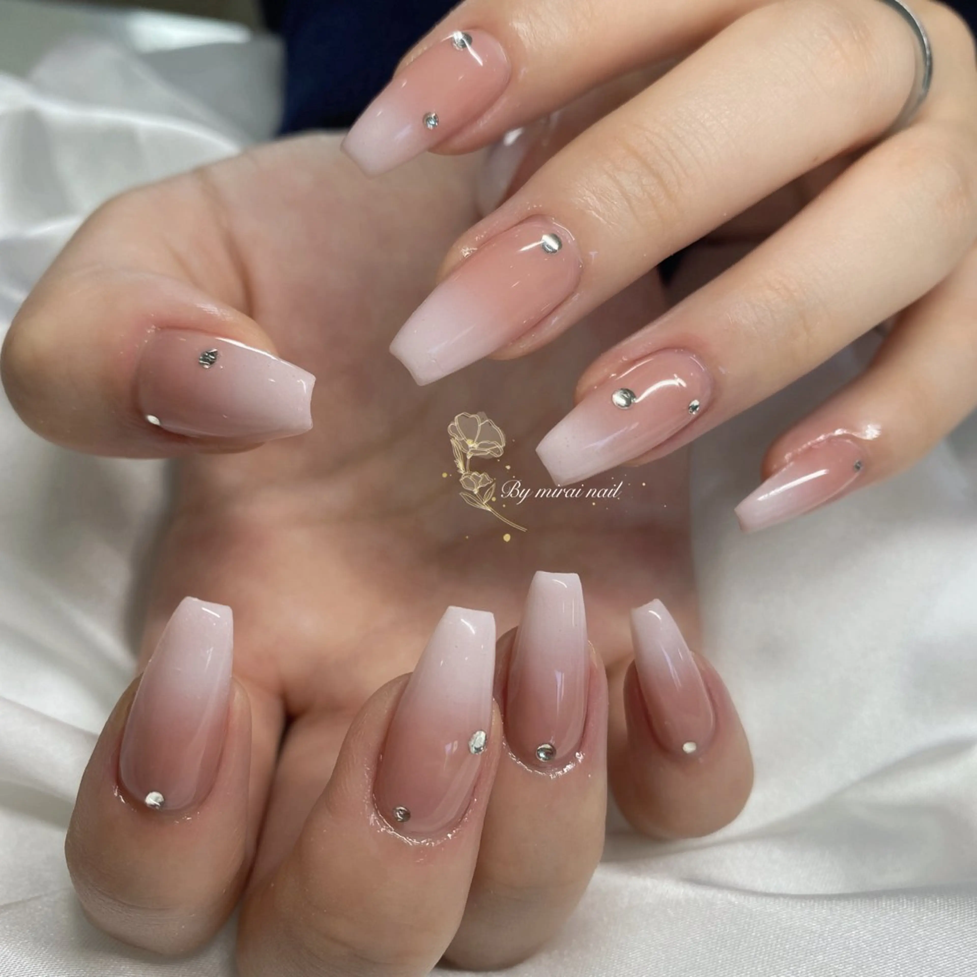 ネイル グラデーション ストーンネイル ネイルサロン 9Carats神田のネイルデザイン