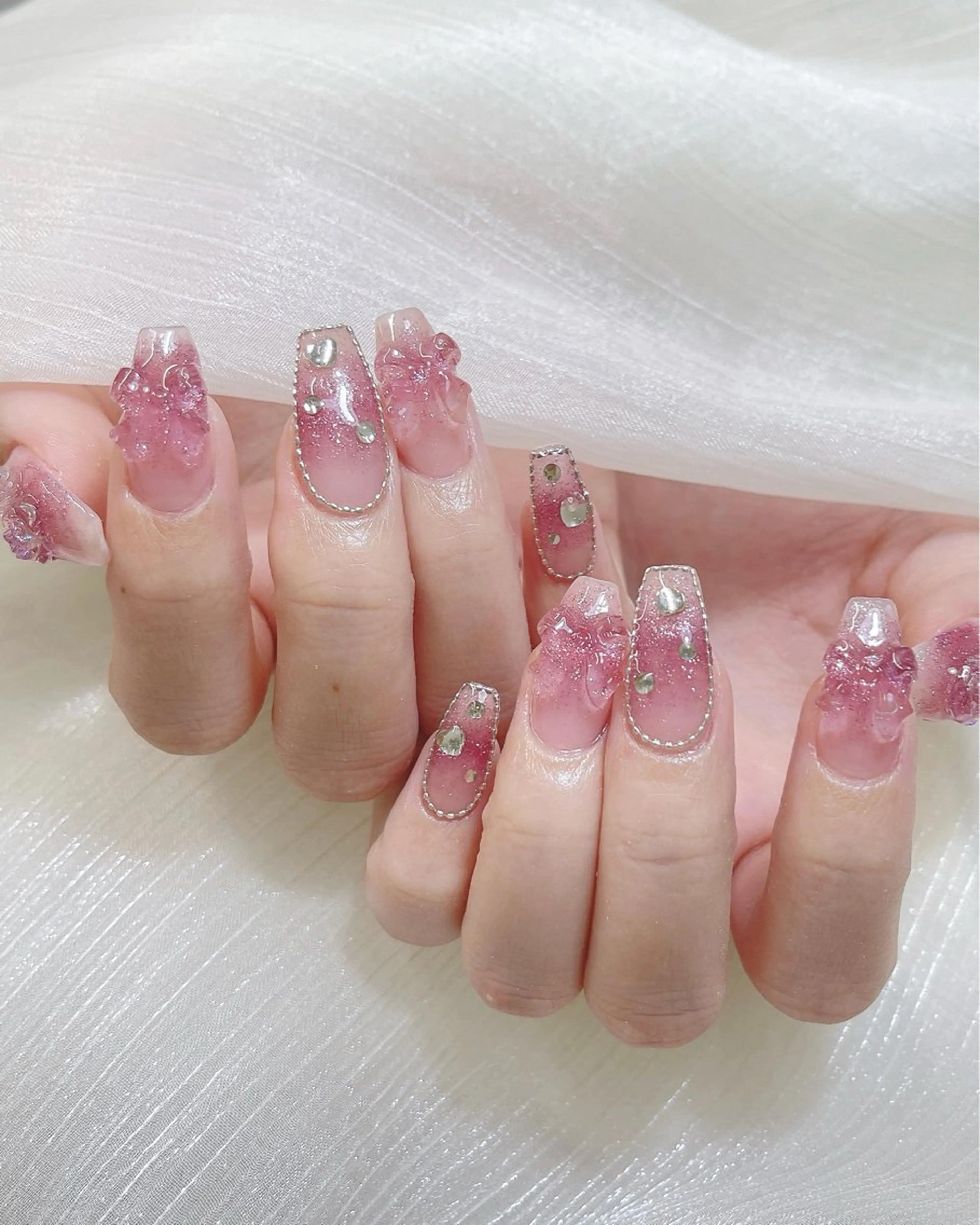 ネイル チークネイル ドット フレンチネイル キラキラネイル 韓国ネイル ハンドネイル Speraネイル 大宮店🎀のネイルデザイン