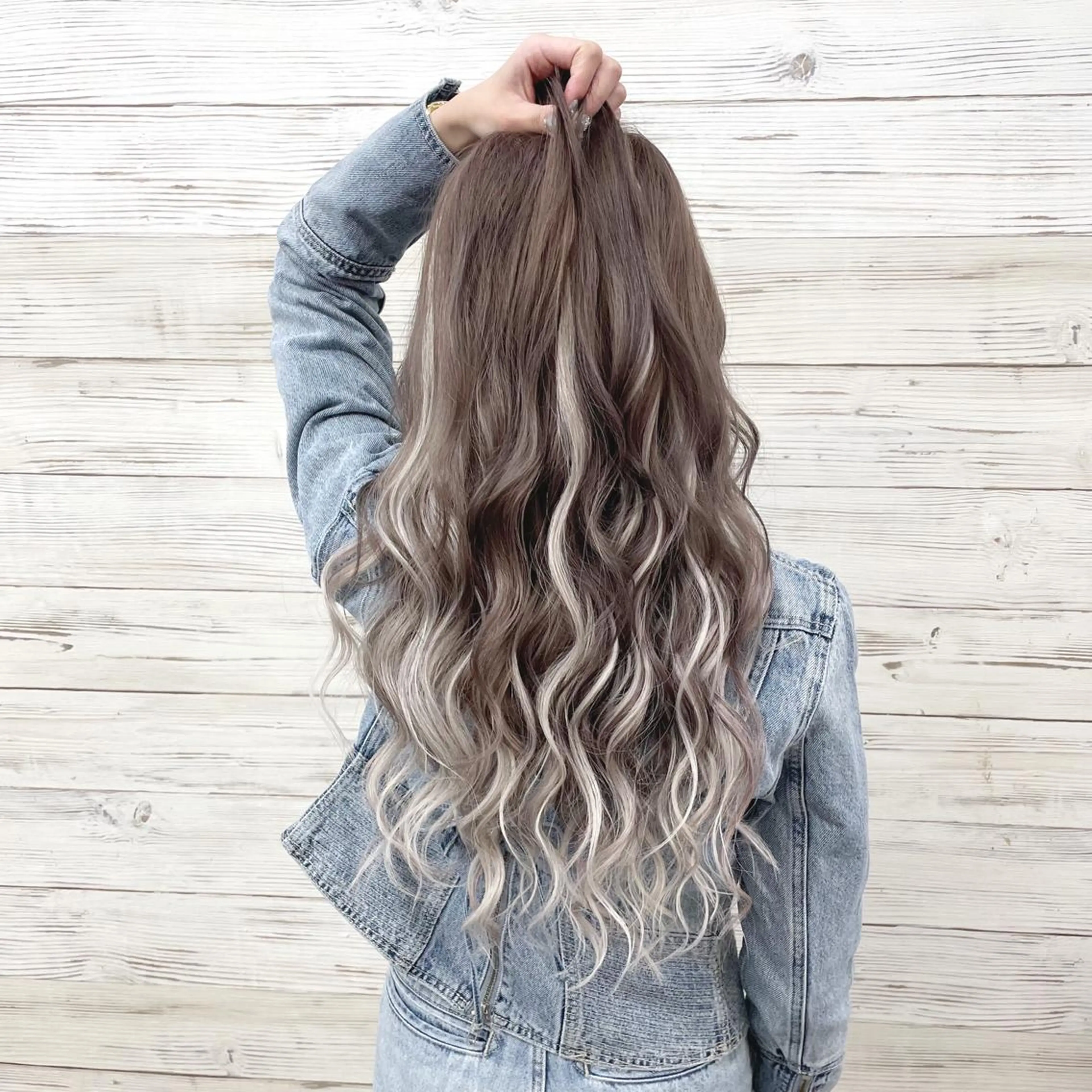 ミディアム カラー ヘアアレンジ シールエクステ アッシュ ブリーチ 透明感カラー ダークグレー ヘアカラー エクステ 枝毛カット＆髪質改善 満足NO.1岡しゃんのヘアスタイル