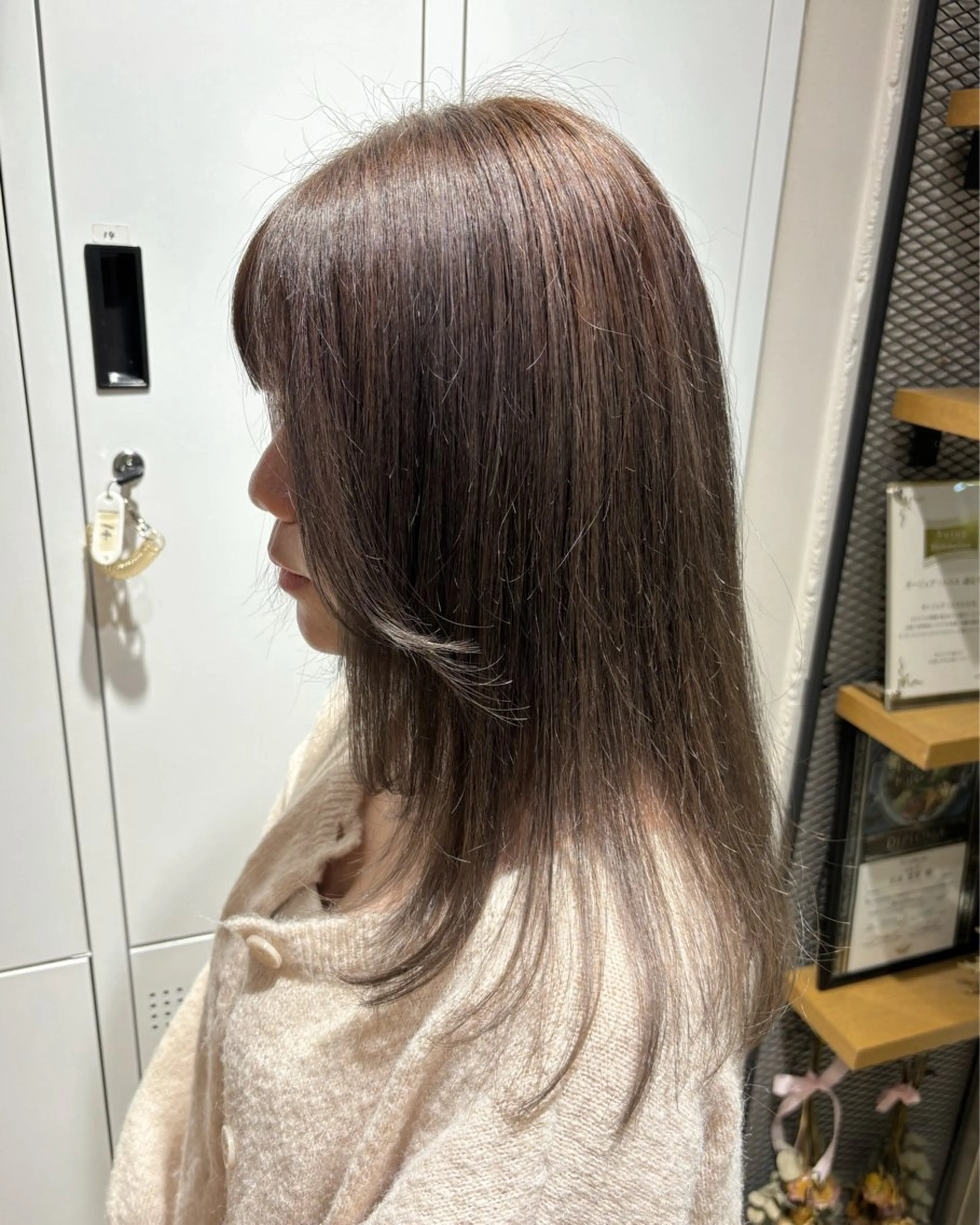 セミロング カラー ベージュカラー ブリーチ 透明感カラー ダブルカラー グレージュ ヘアカラー トリートメント サソウ ユリエ🥥のヘアスタイル