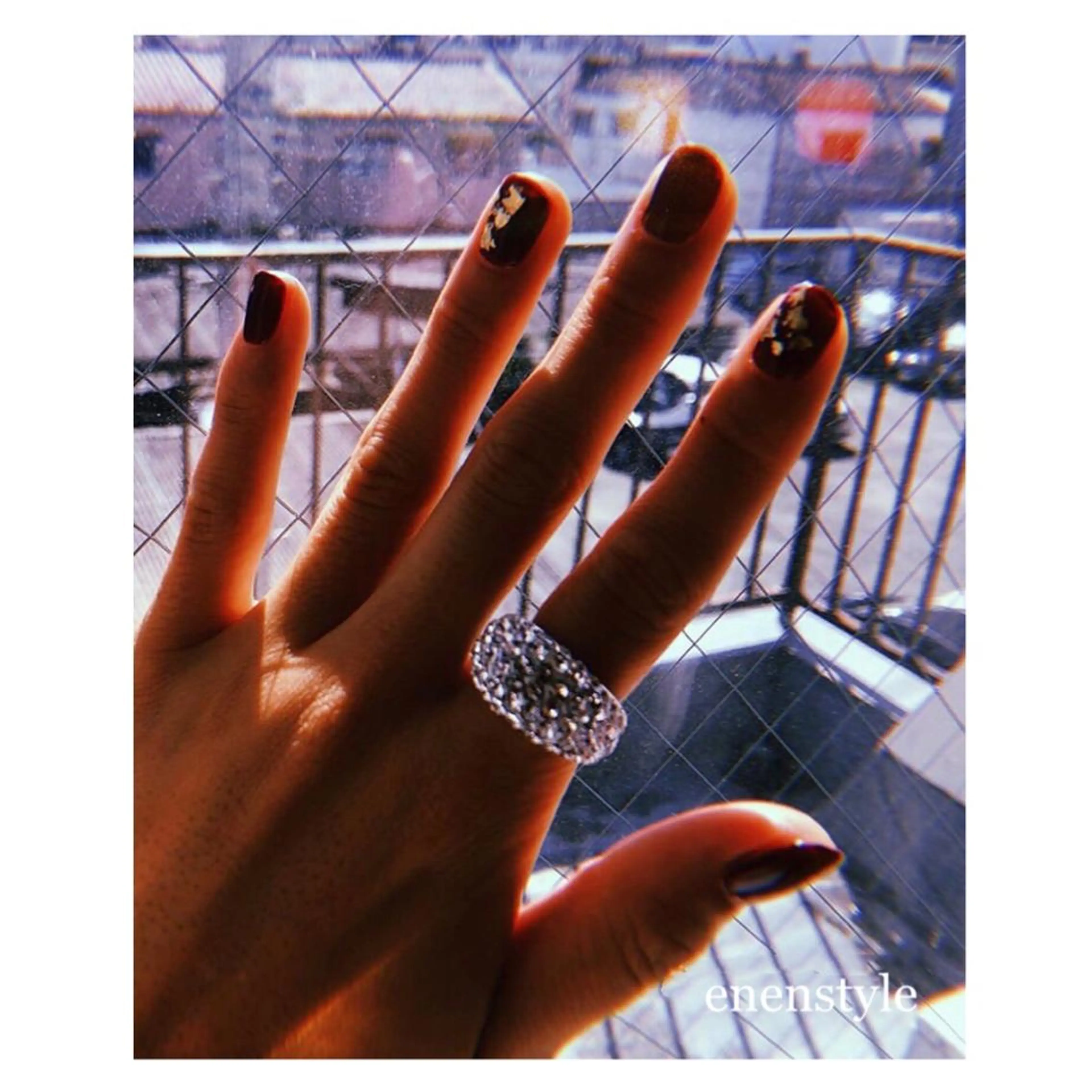 ミディアム ネイル ワンカラーネイル 赤色 👑enen style👑のネイルデザイン