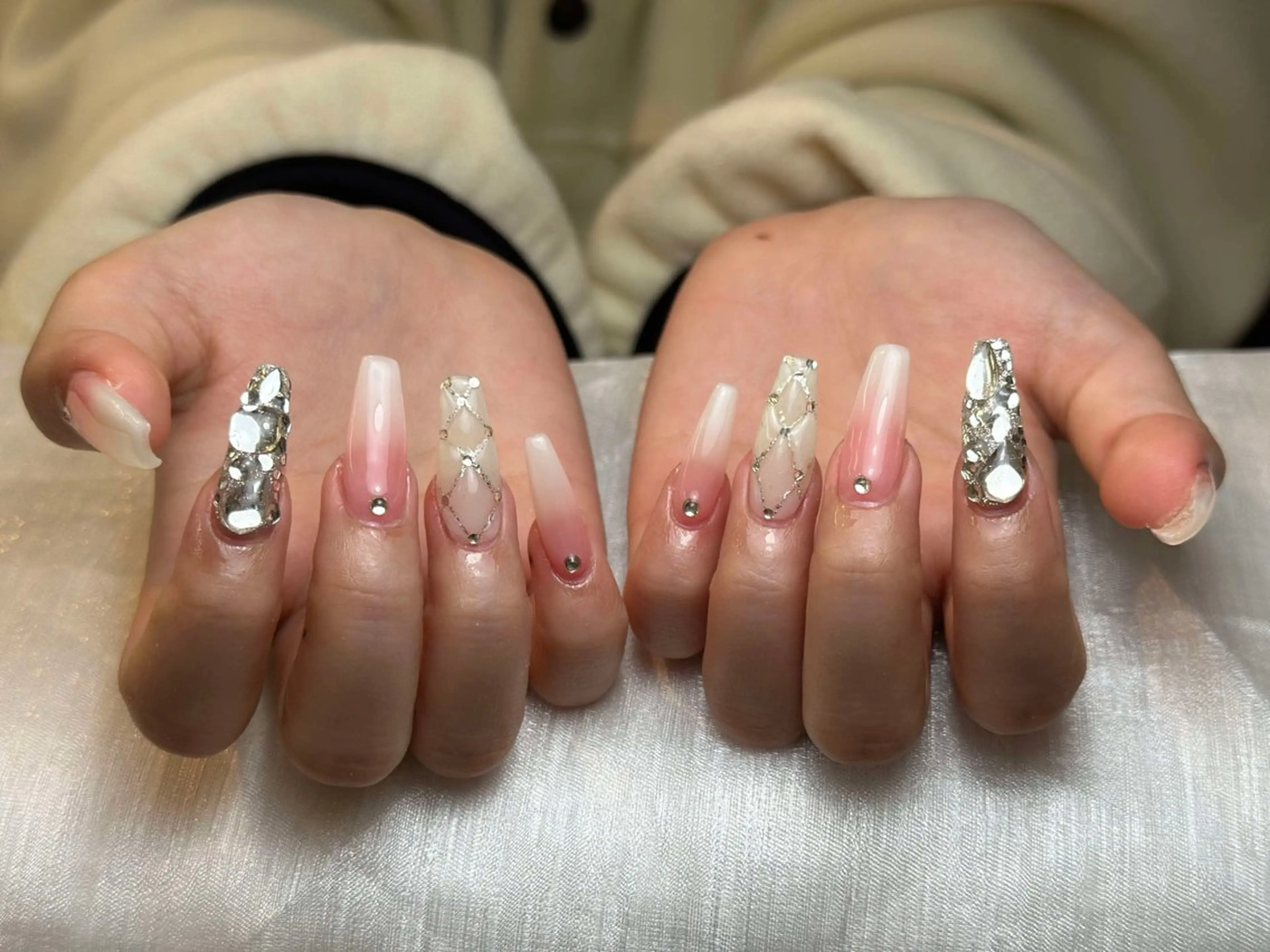 ネイル グラデーション キラキラネイル ワンカラーネイル 冬ネイル Nie Nail Shinokuboのネイルデザイン