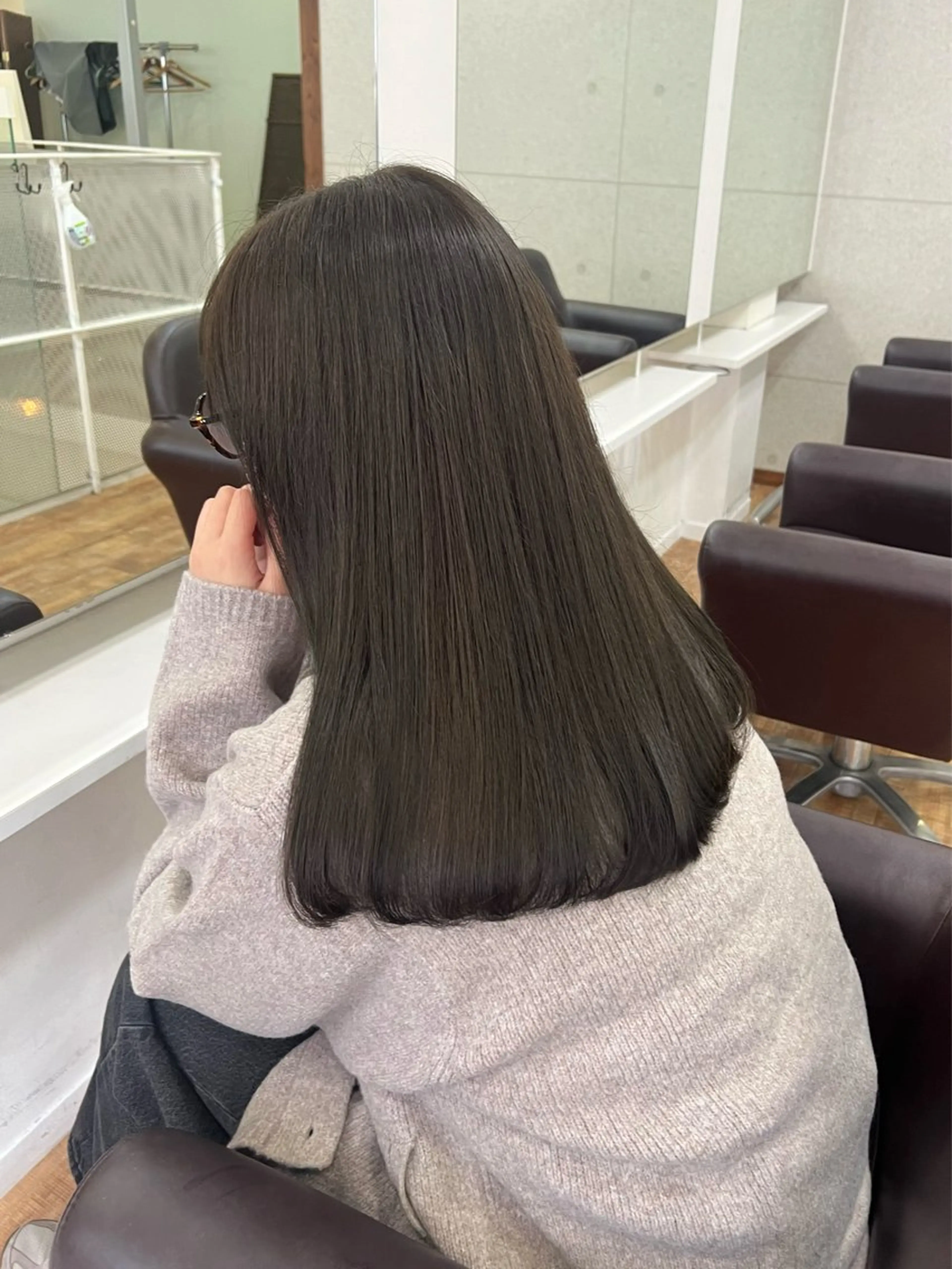 セミロング カラー グレージュ オリーブグレージュ オリーブグレー カット ヘアカラー 石野 友唯のヘアスタイル