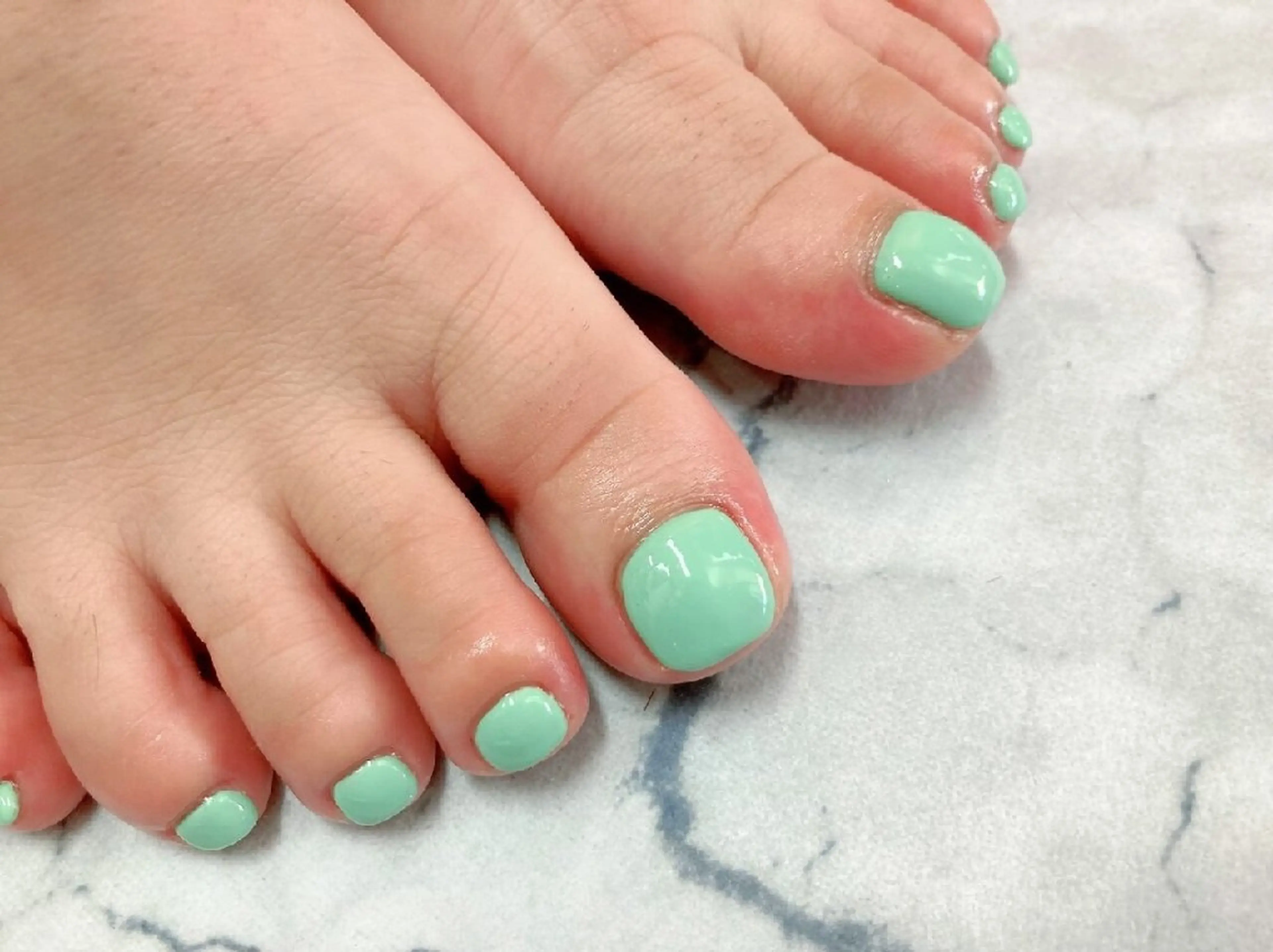 ネイル フットネイル ワンカラーネイル sanjo 🧸yuki🤎のネイルデザイン