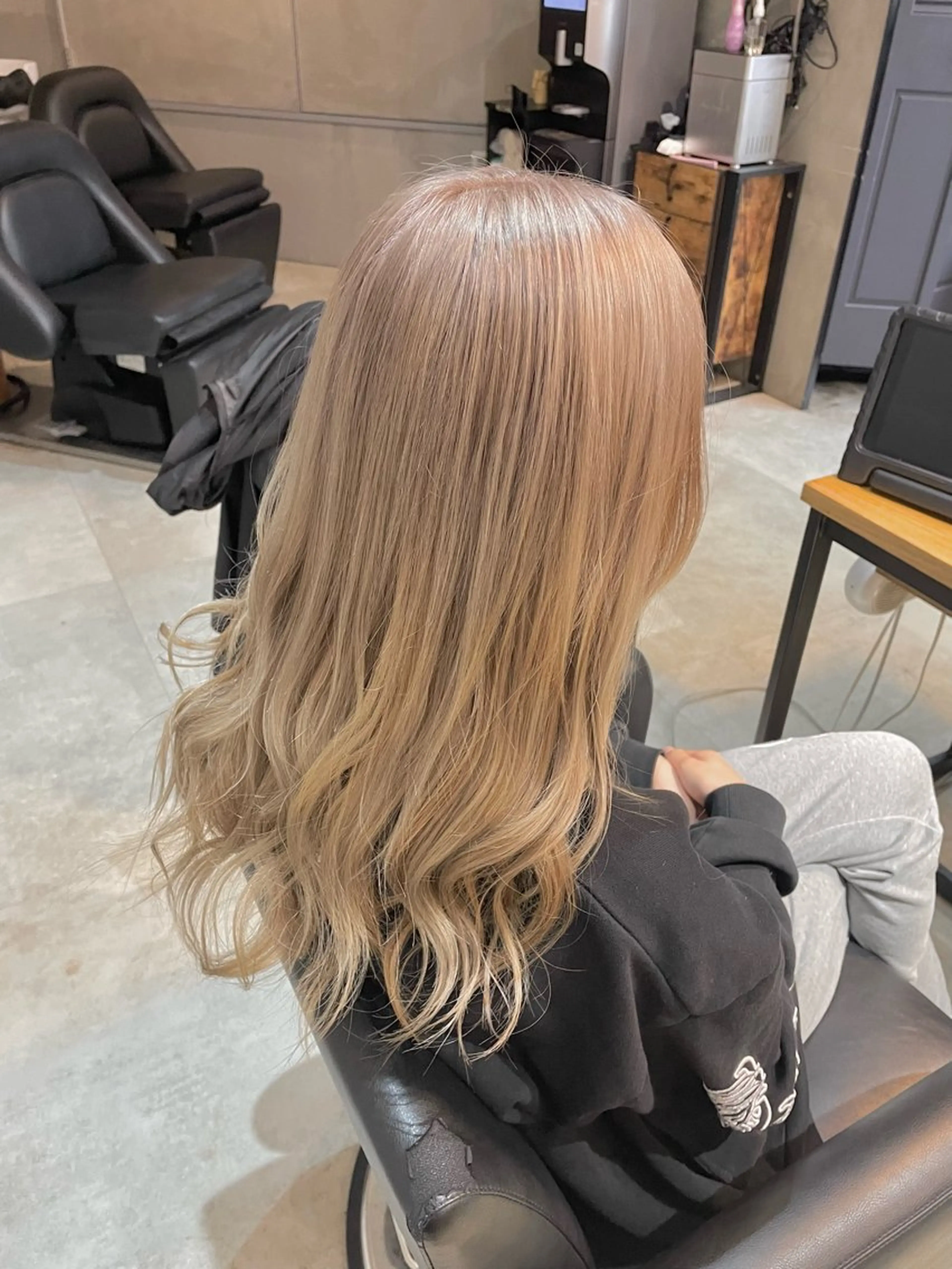 カラー ベージュカラー ミルクティーベージュ ヘアカラー トリートメント HAYATA/透明感 /派手髪/ケアブリのヘアスタイル