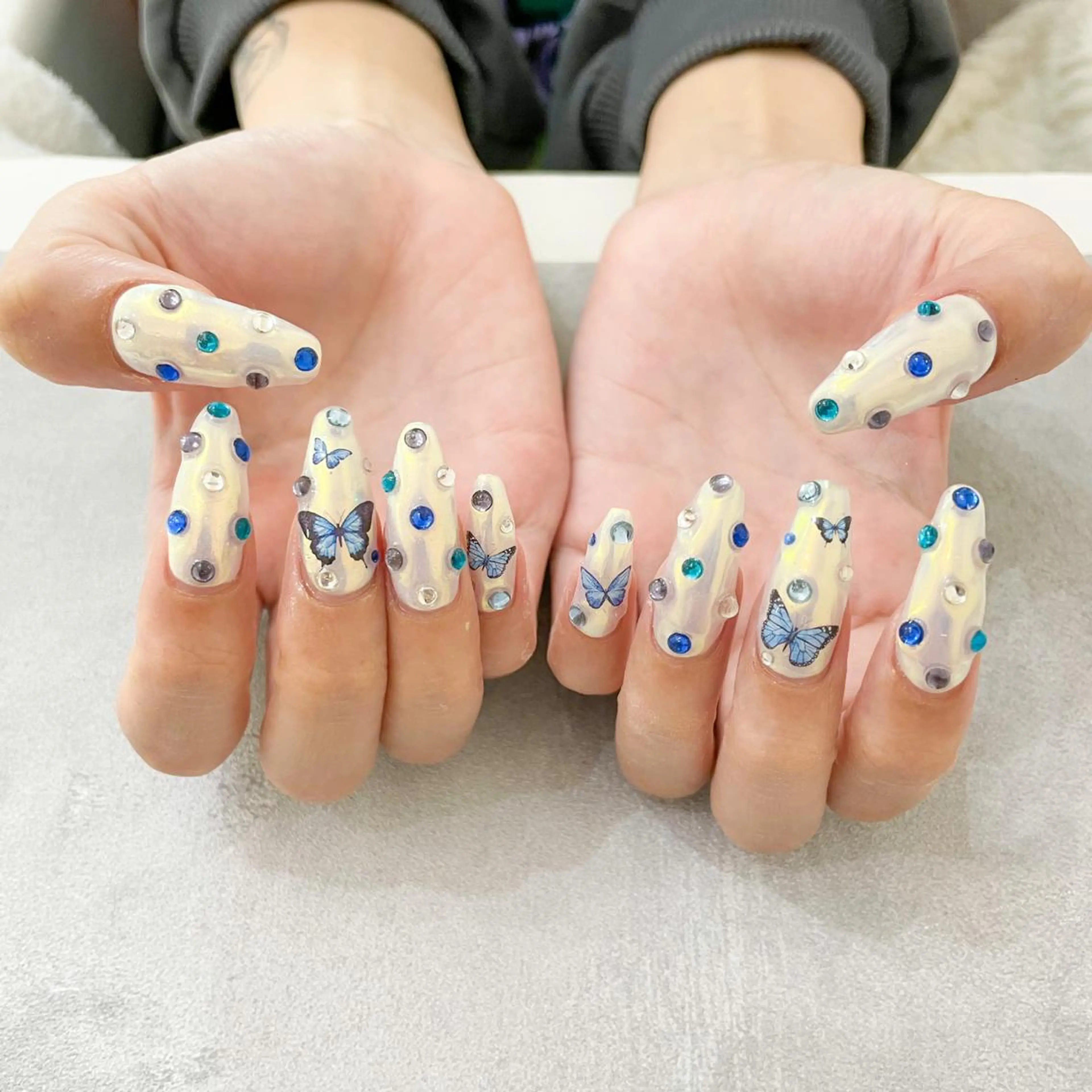 ネイル ハンドネイル ゴテゴテ💙ワンホン リオナのネイルデザイン