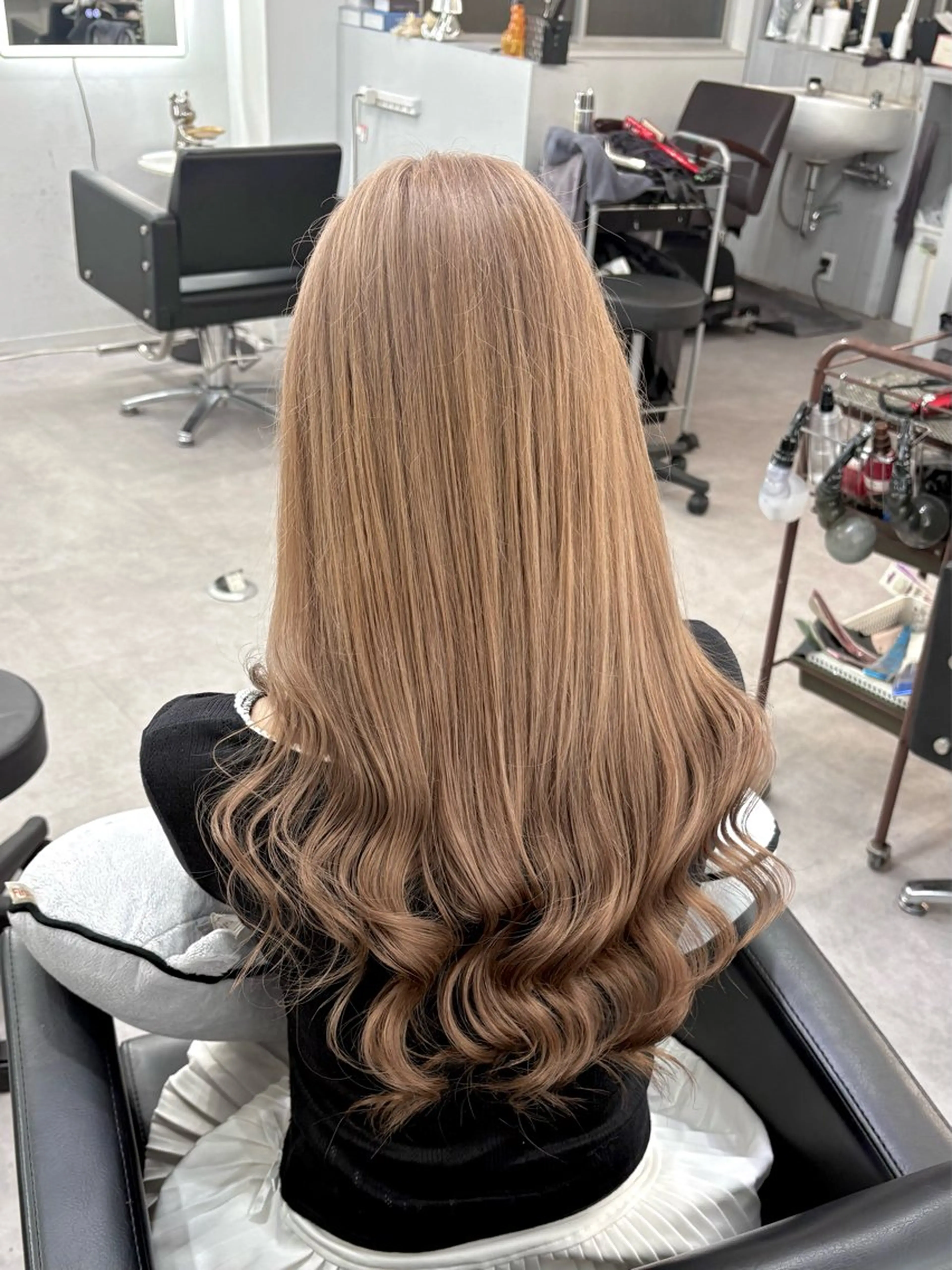 ロング カラー 大阪ケアブリーチ/ ミルクティーベージュのヘアスタイル