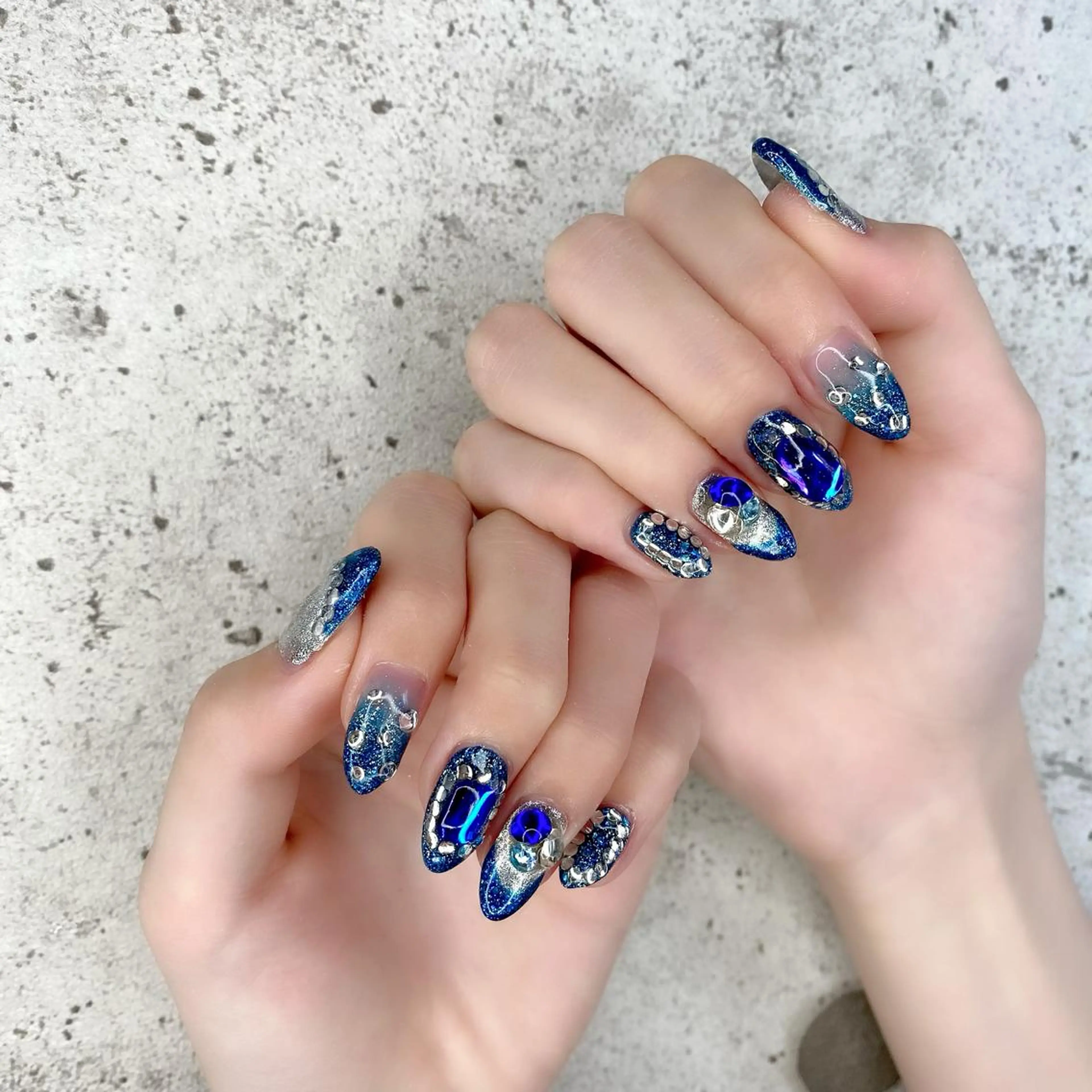 セミロング カラー パーマ ヘアアレンジ メンズ キッズ ネイル マツエク・マツパ ブルーカラー ブルー フレンチネイル キラキラネイル ラメ(グリッター) ハンドネイル Salon Kのネイルデザイン