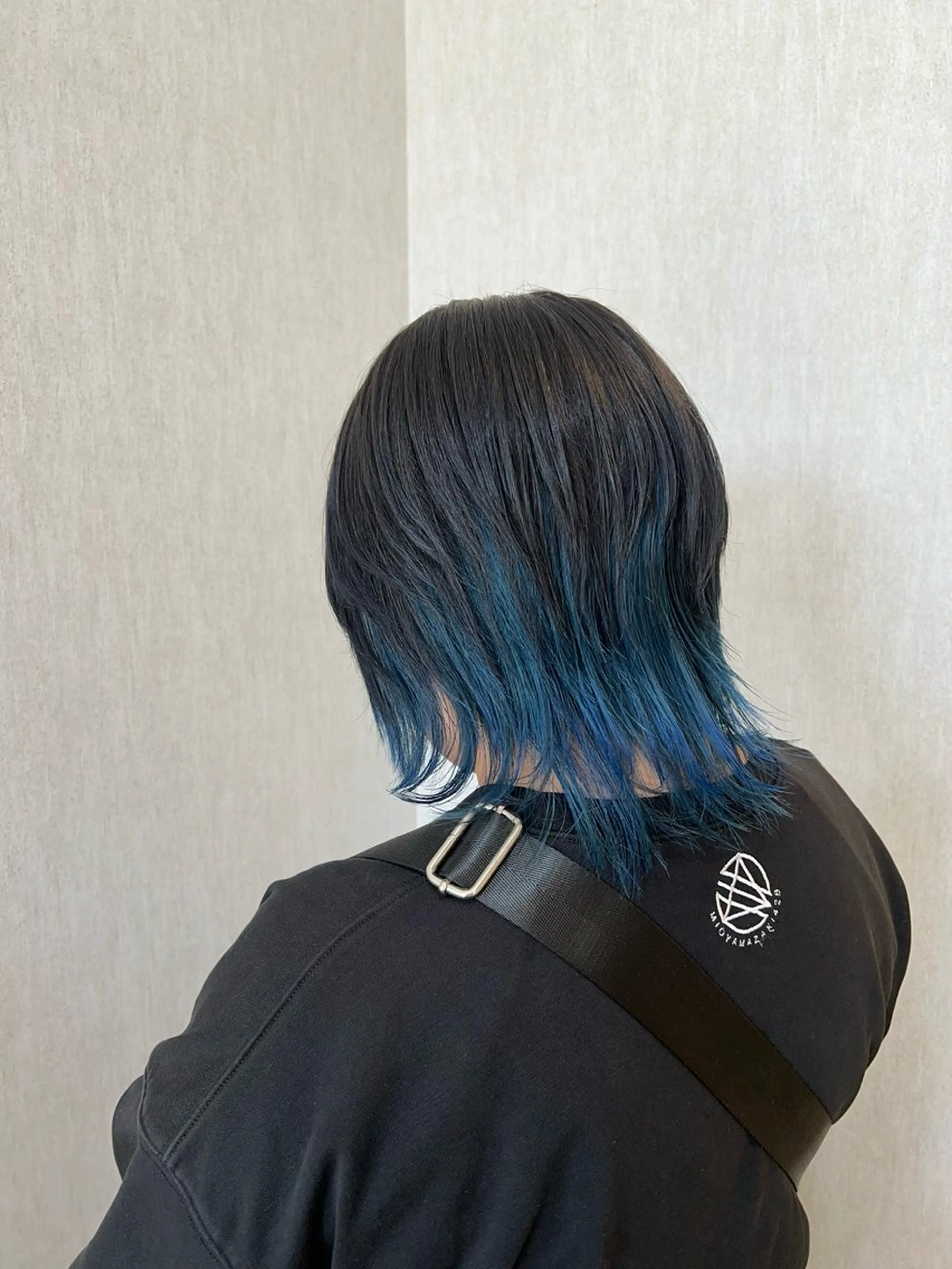 ミディアム ウルフカット ヘアカラー トリートメント YURINO /ボブ ベージュ/ハイトーンのヘアスタイル