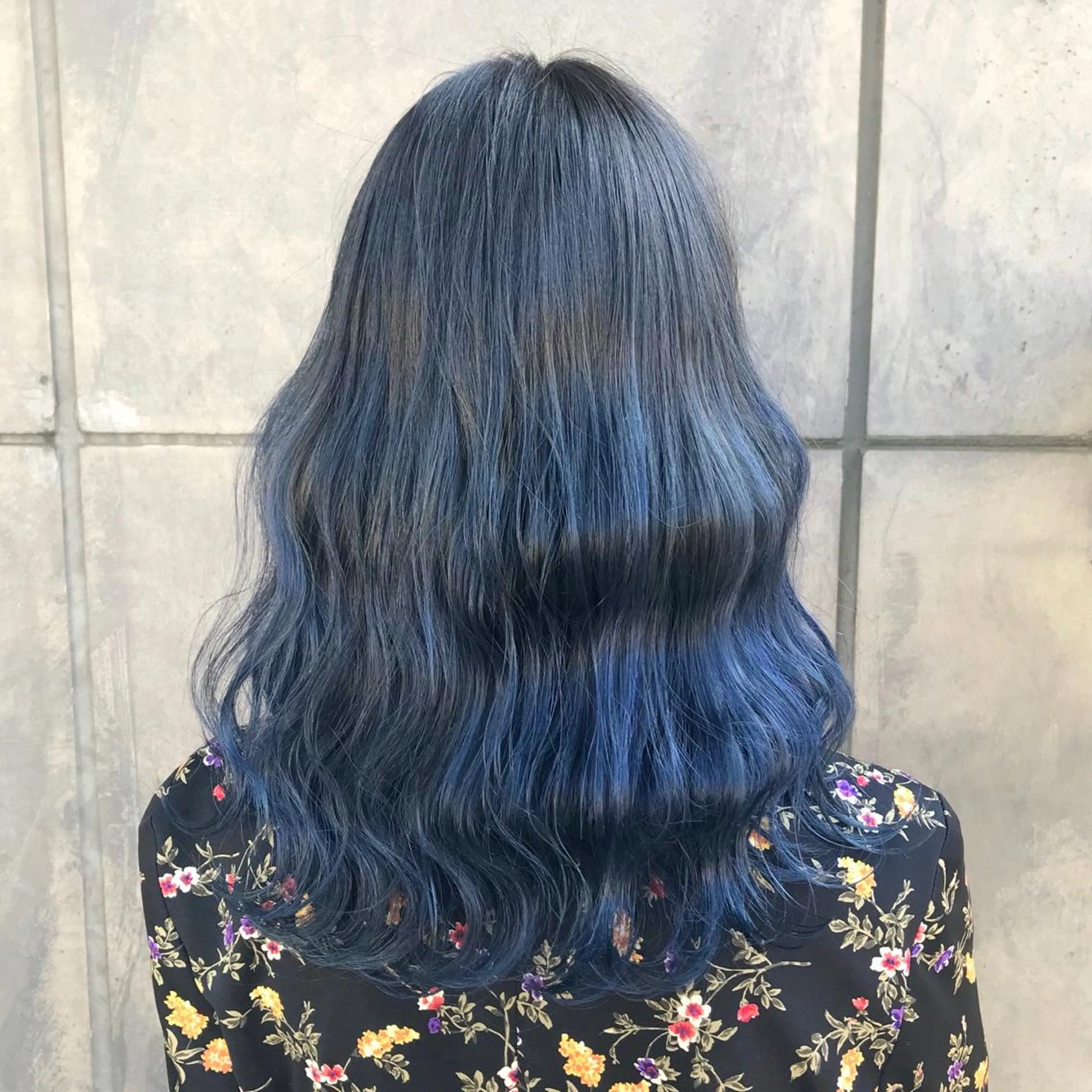 セミロング カラー ブリーチ ブルーカラー グラデーションカラー タンバルモリ ヨシンモリ K-POP好き美容師 🇰🇷Kai.Yのヘアスタイル