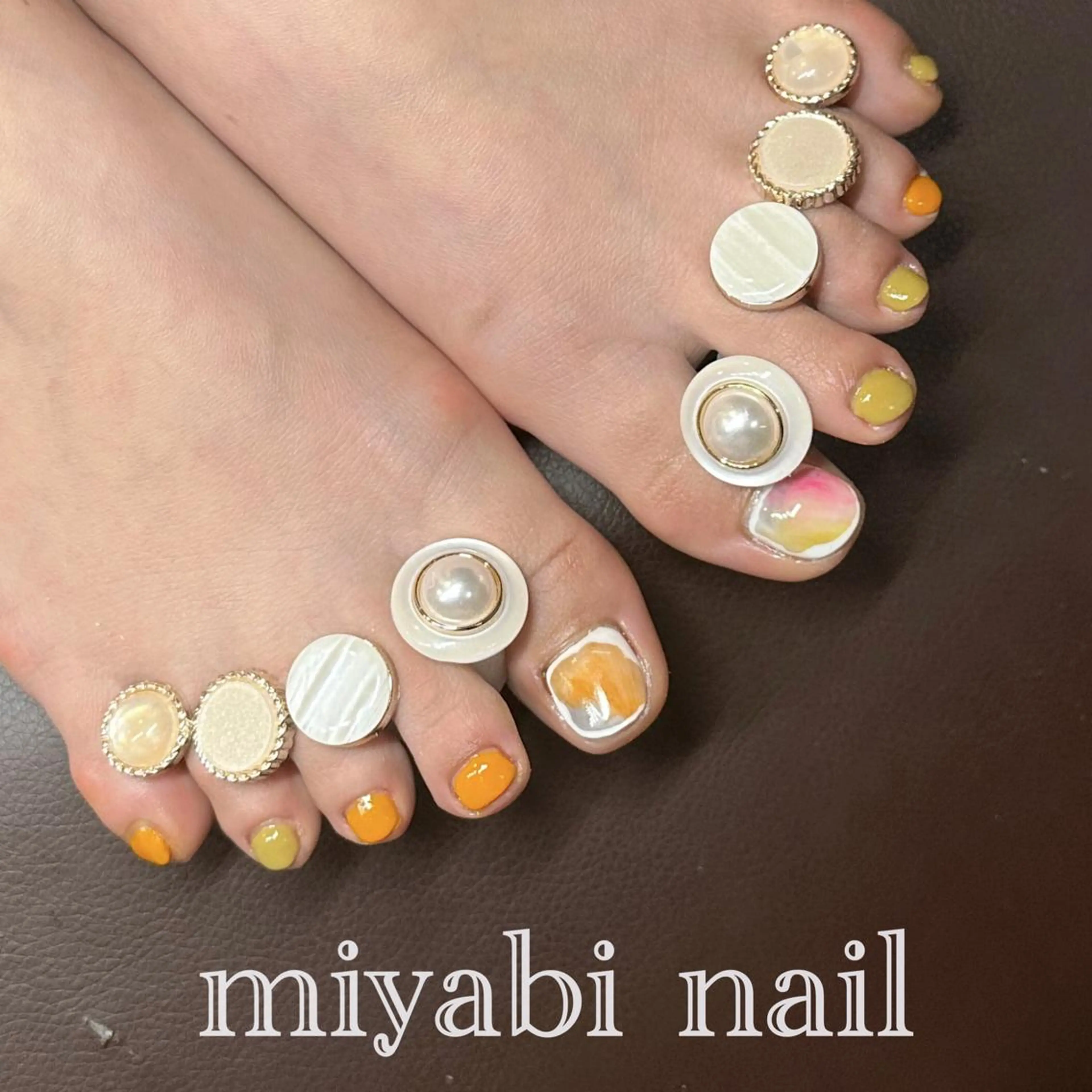 ネイル フットネイル ジェルネイル ニュアンスネイル 春ネイル 黄色 フットネイル miyabi nail 桂川駅近くのネイルデザイン