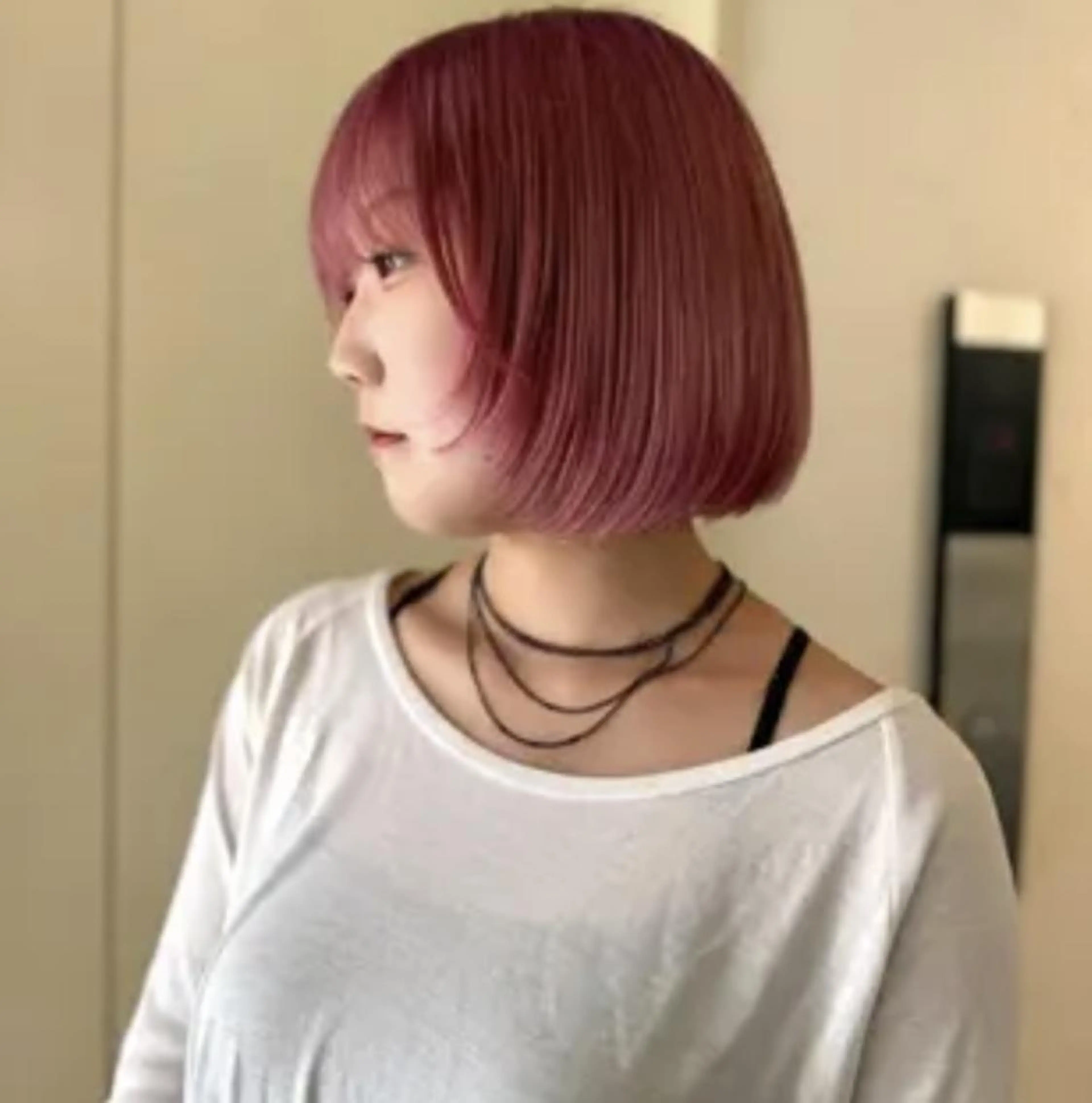 ショート カラー 切りっぱなしボブ ブリーチ ピンクカラー ボブ レイヤーカット リピート90%超/縮 毛矯正/髪質改善井口のヘアスタイル