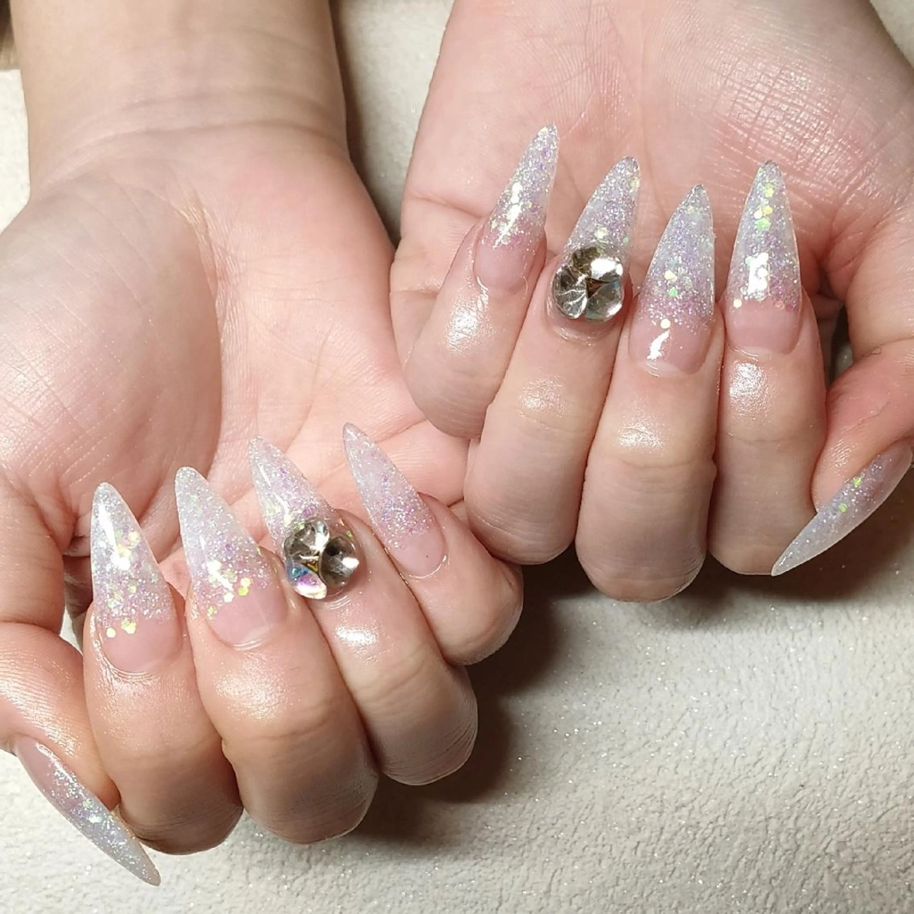 ネイル ホログラムネイル ストーンネイル private nailsalonのネイルデザイン