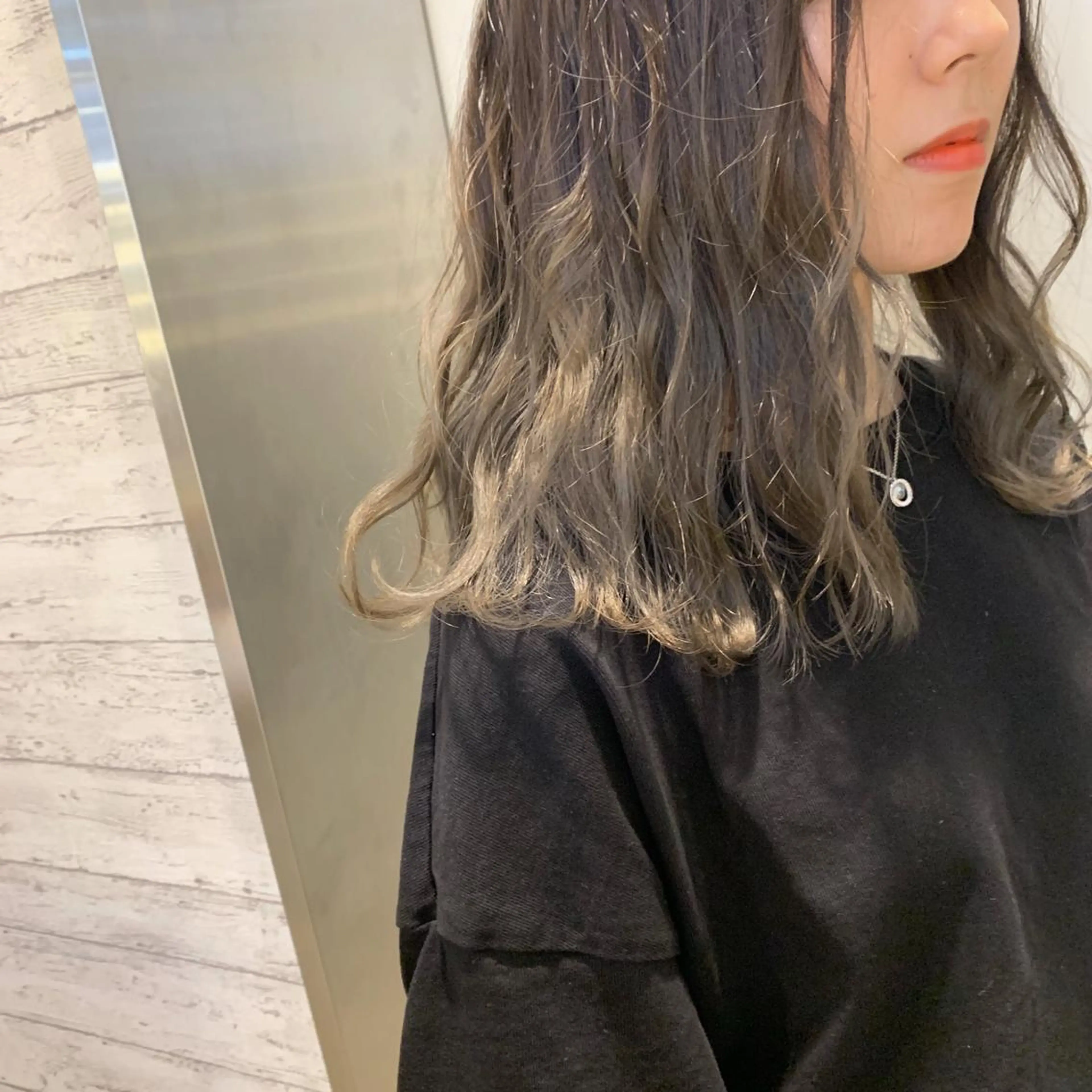 セミロング カラー グレージュ 天野 利咲のヘアスタイル