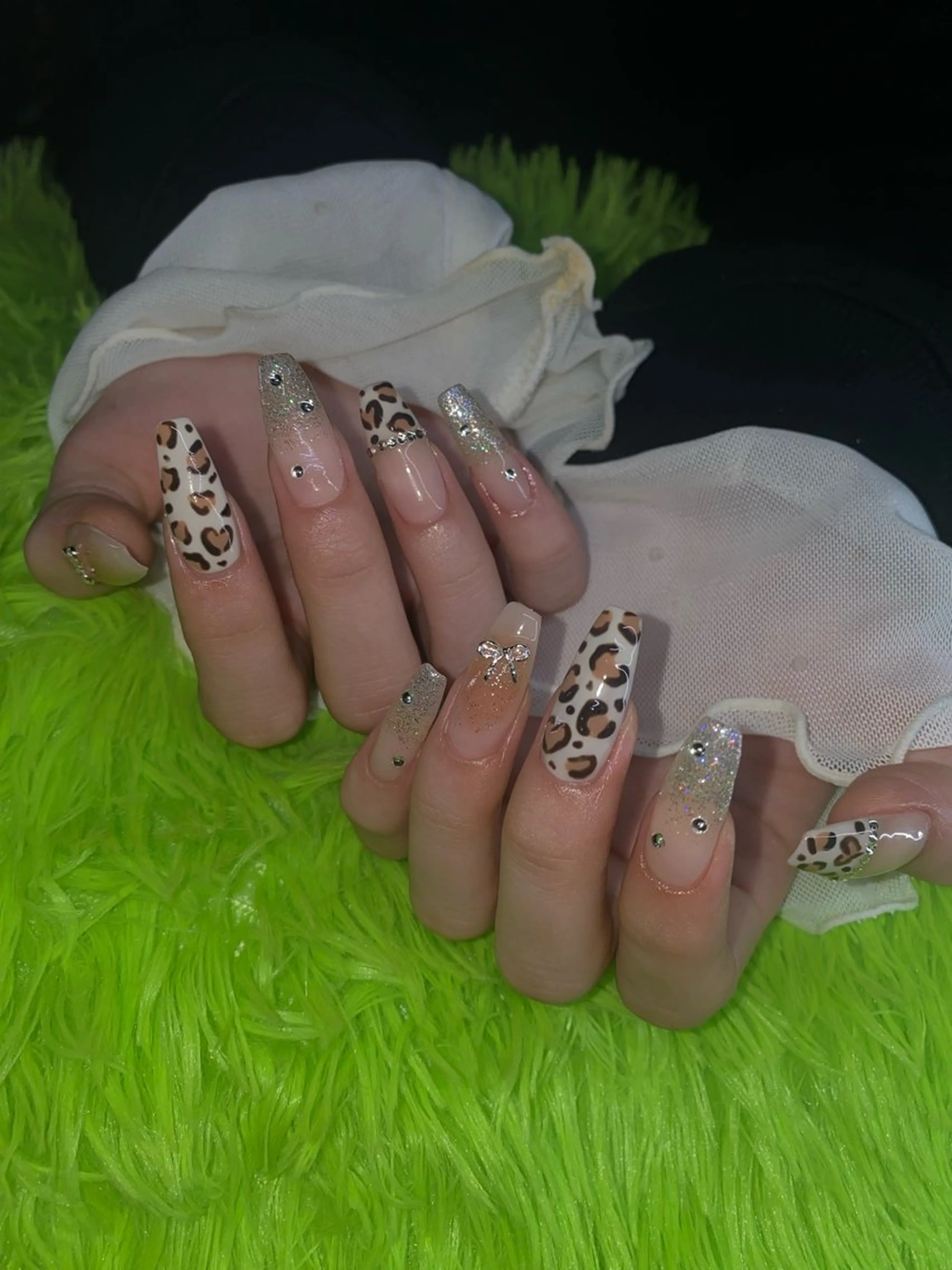 ネイル アニマル柄 キラキラネイル ワンホンネイル 大内 愛美のネイルデザイン