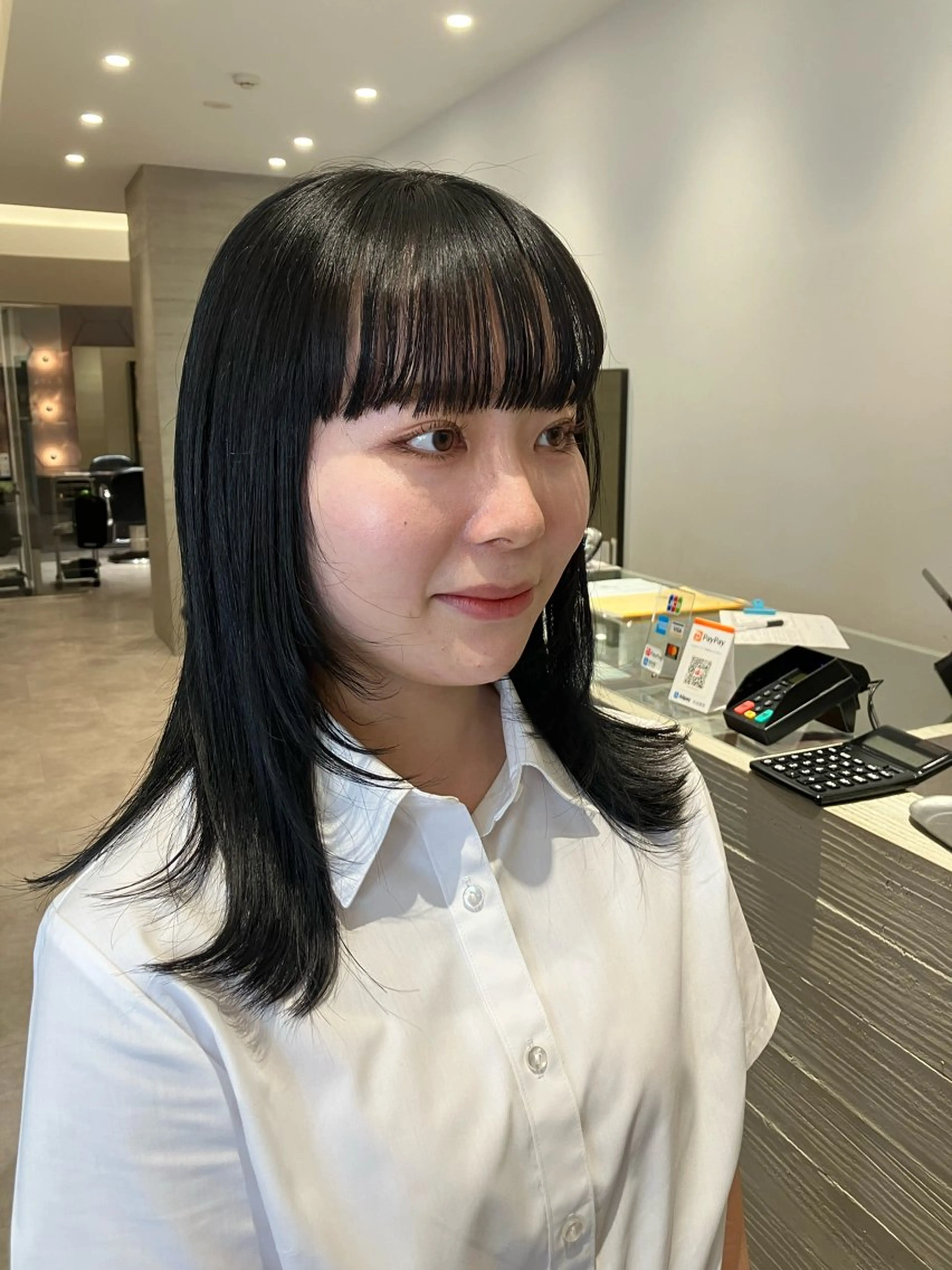 セミロング カラー レイヤーカット サキ🤍ハイトーン 🩰くびれ巻きヘアのヘアスタイル