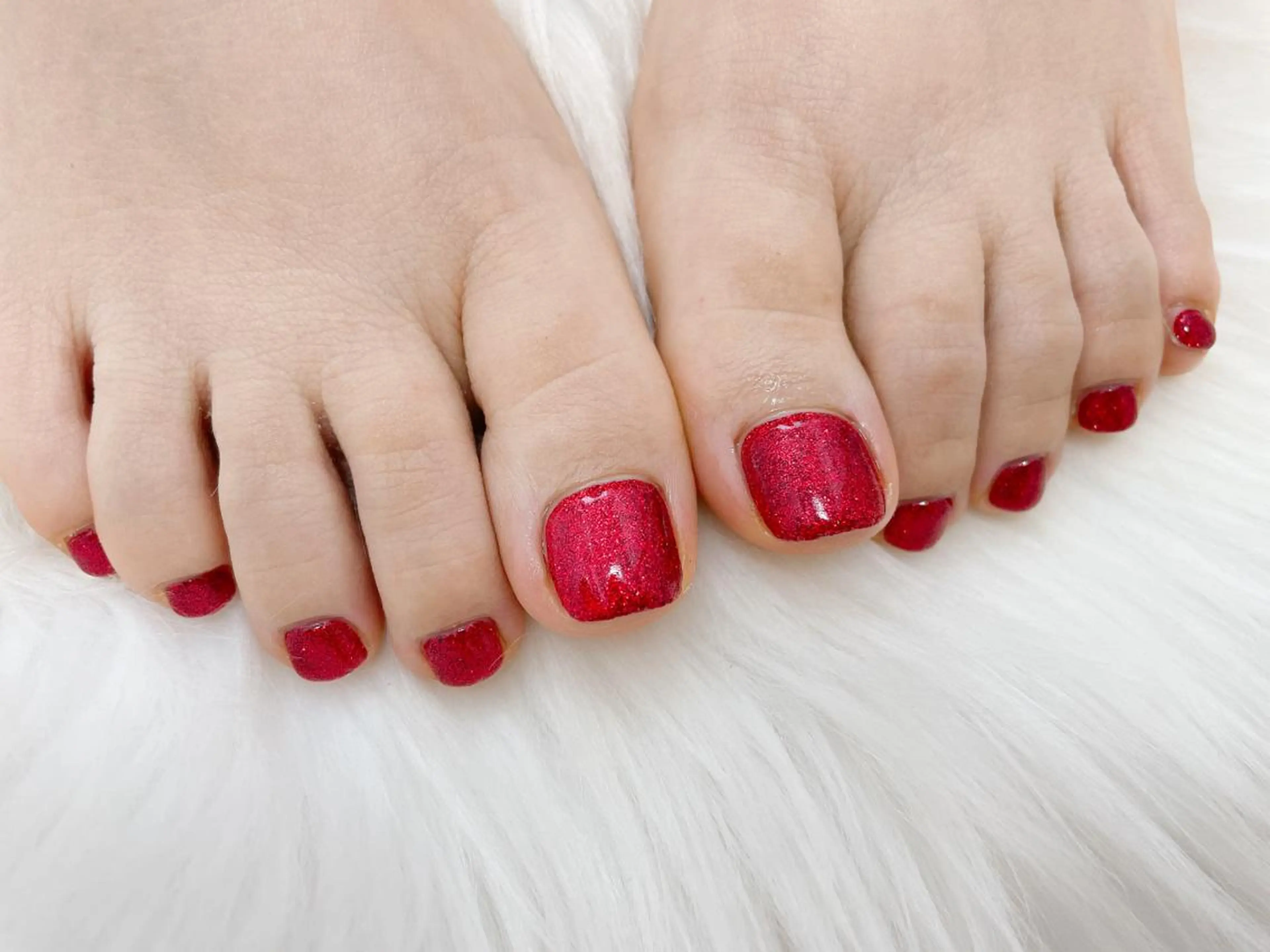 ネイル キラキラネイル ラメ(グリッター) 赤色 フットネイル mogunail &blowのネイルデザイン