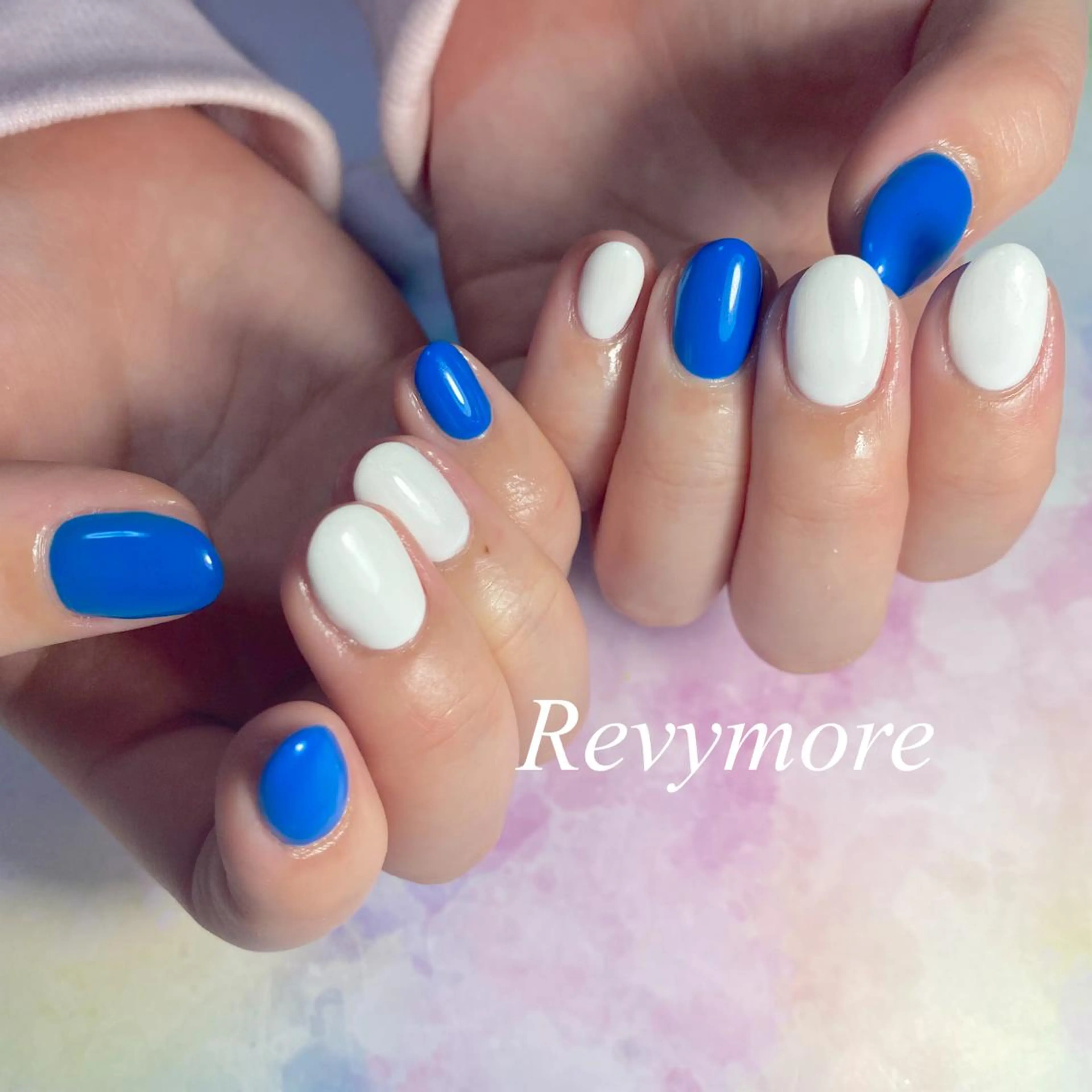 ショート ネイル ジェルネイル 水色 ニュアンスネイル オフィスネイル ワンカラーネイル nail salon Revymoreのネイルデザイン