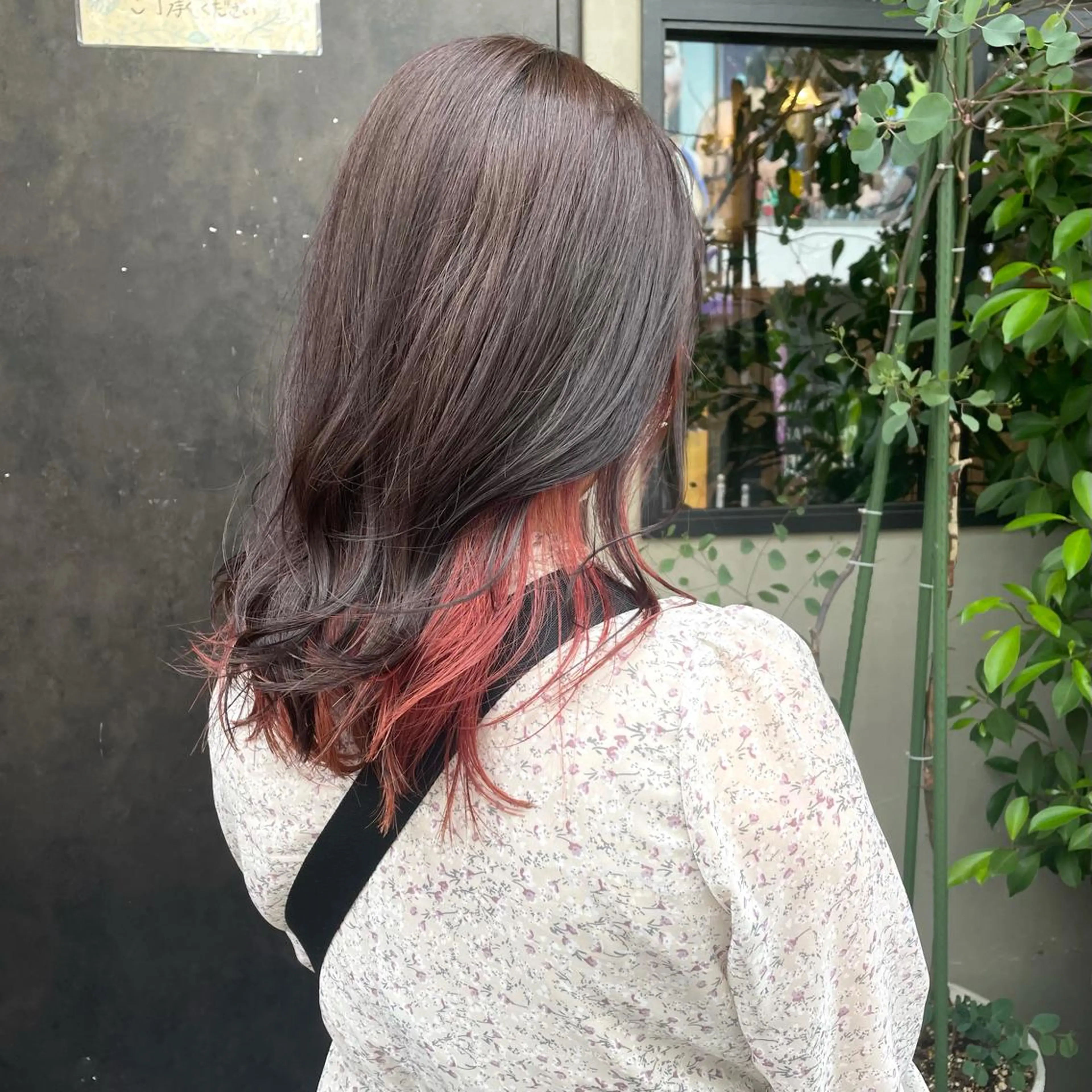 セミロング カラー インナーカラー ピンクカラー レッドカラー カット ヘアカラー トリートメント 竹内 春奈のヘアスタイル