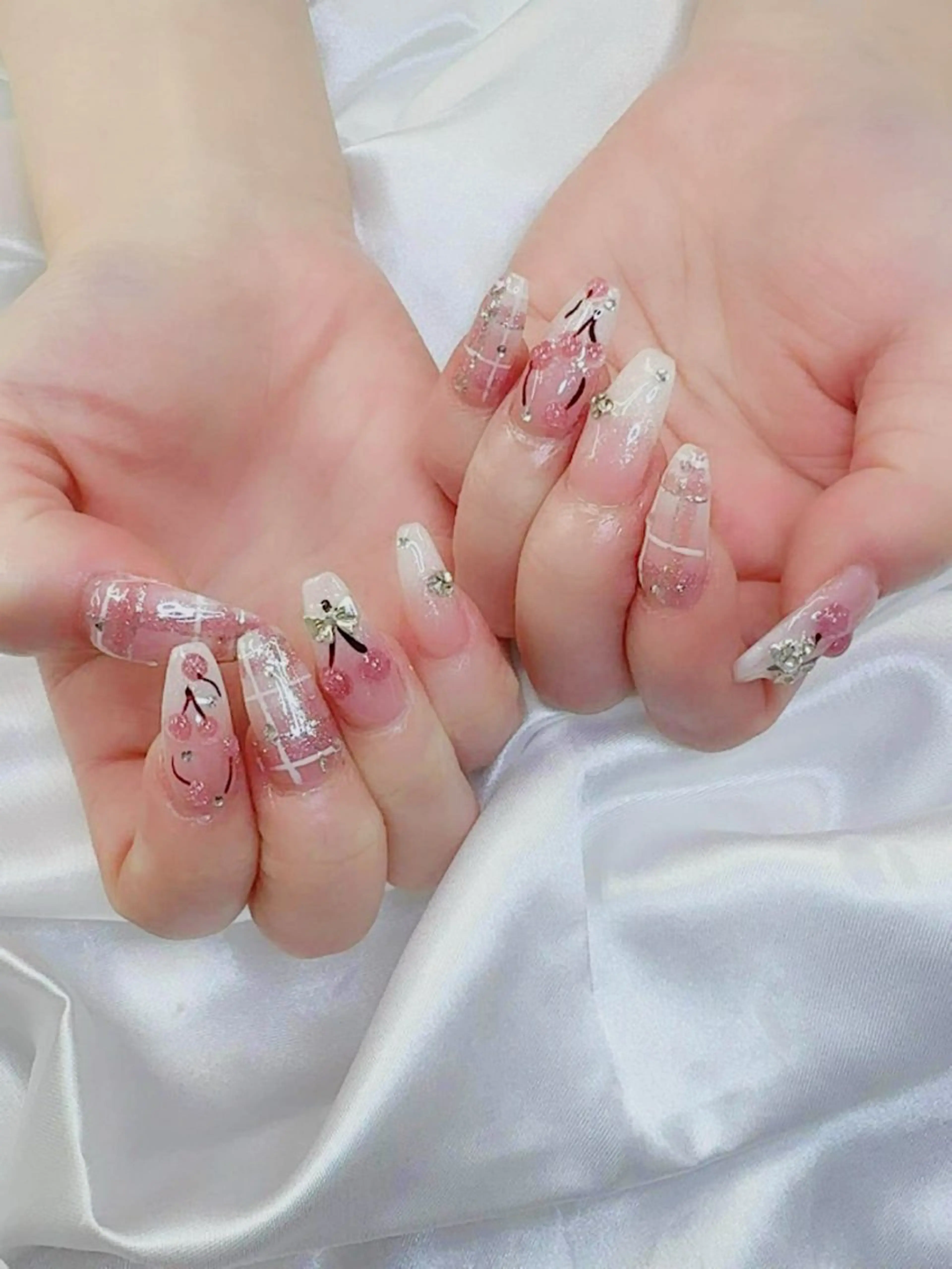 ネイル 桜ネイル フレンチネイル グラデーション 韓国ネイル マグネットネイル ハンドネイル ハンドケア Hara Nail 【パラジェル使用】のネイルデザイン