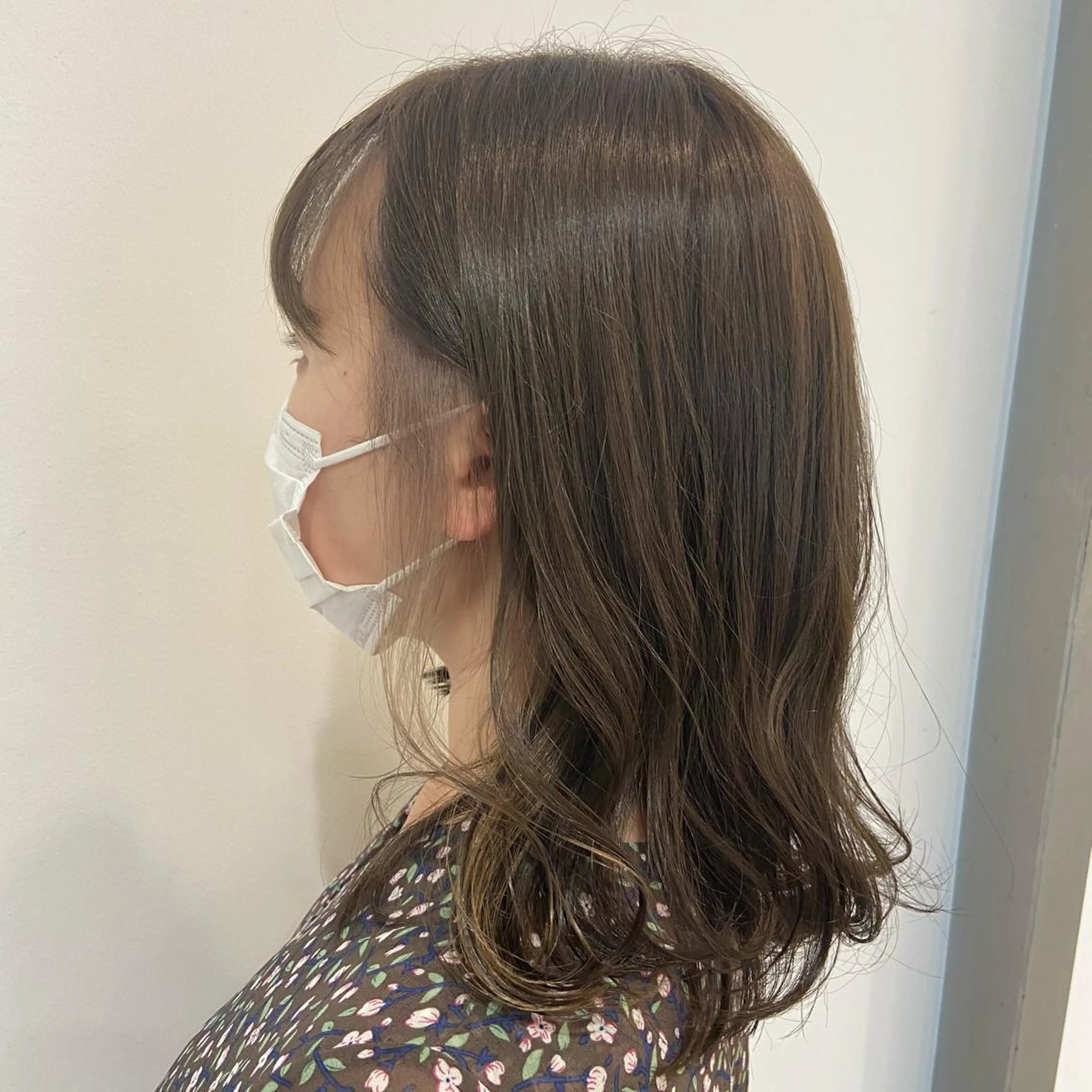 セミロング カラー 西崎 満里奈のヘアスタイル